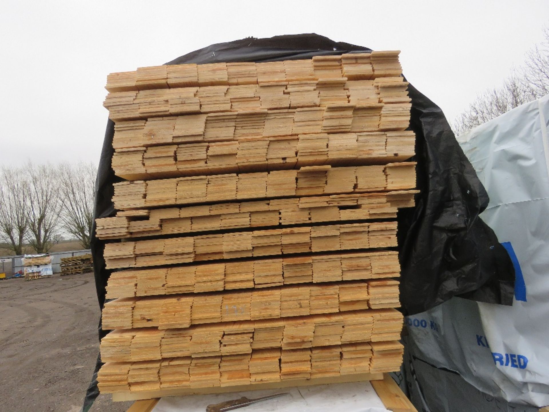 EXTRA LARGE PACK OF UNTREATED HIT AND MISS TIMBER FENCE CLADDING BOARDS: 100MM WIDTH @ 1.75M LENGTH - Image 2 of 3