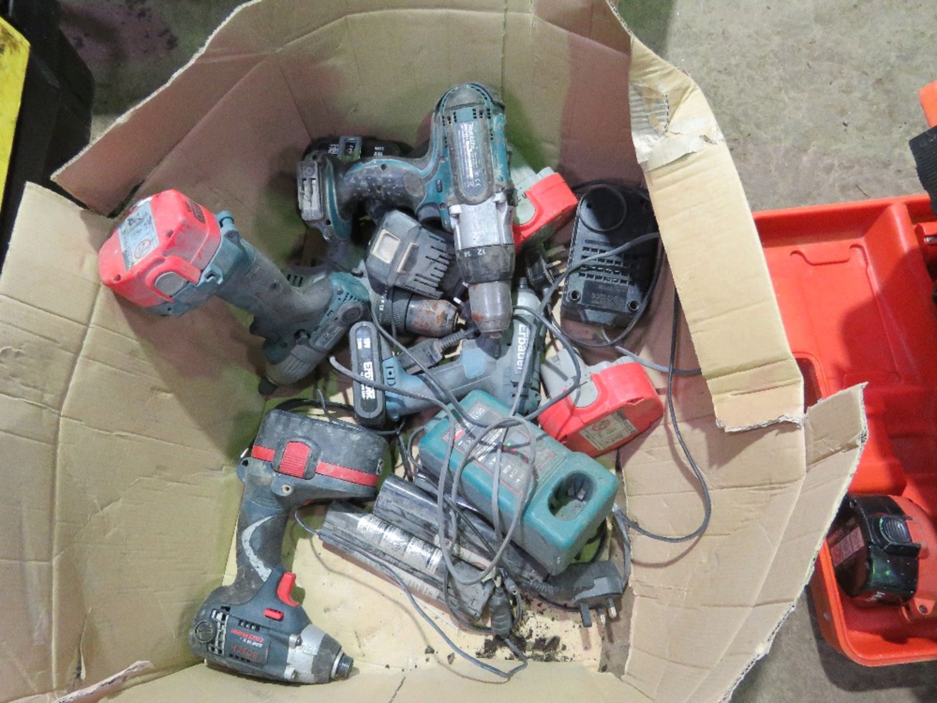 BOX OF ASSORTED MAKITA POWER TOOLS. THIS LOT IS SOLD UNDER THE AUCTIONEERS MARGIN SCHEME, THEREFO - Image 5 of 5