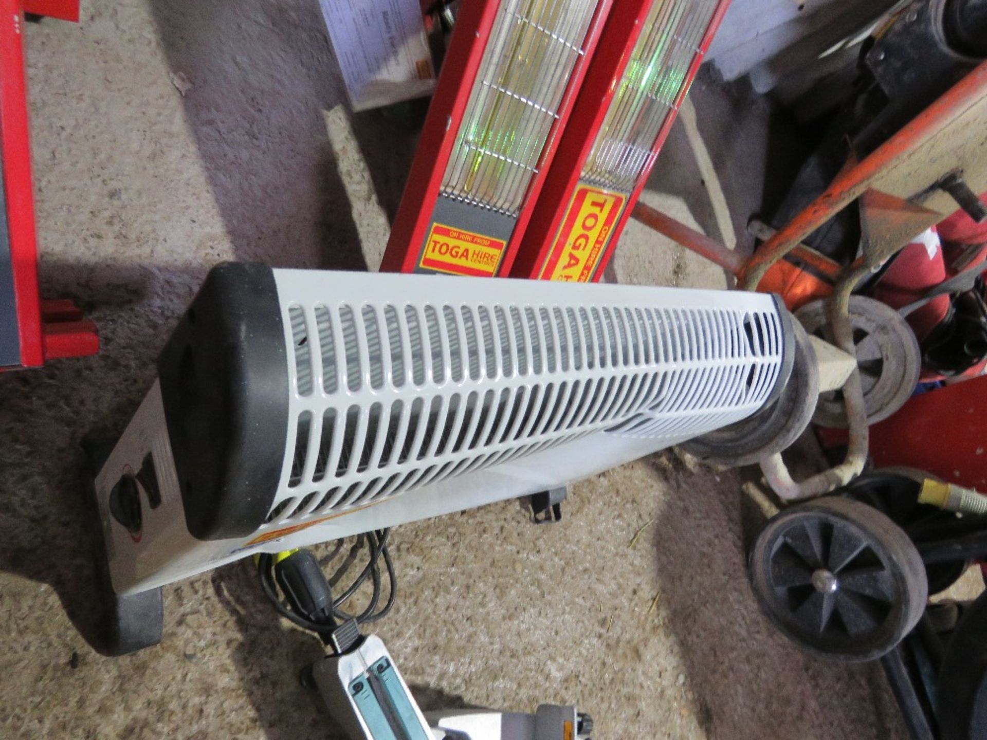 2 X 110 VOLT POWERED CUBE FAN HEATERS PLUS A 240VOLT RADIATOR. - Image 3 of 5