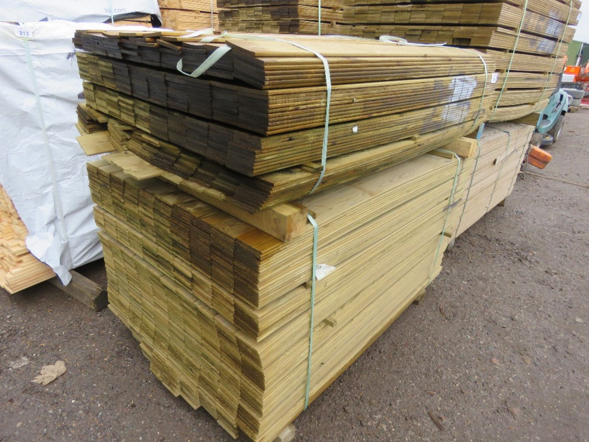 2 X PACKS OF PRESSURE TREATED HIT AND MISS FENCE CLADDING TIMBER BOARDS: 1.45M LENGTH X 100MM WIDTH
