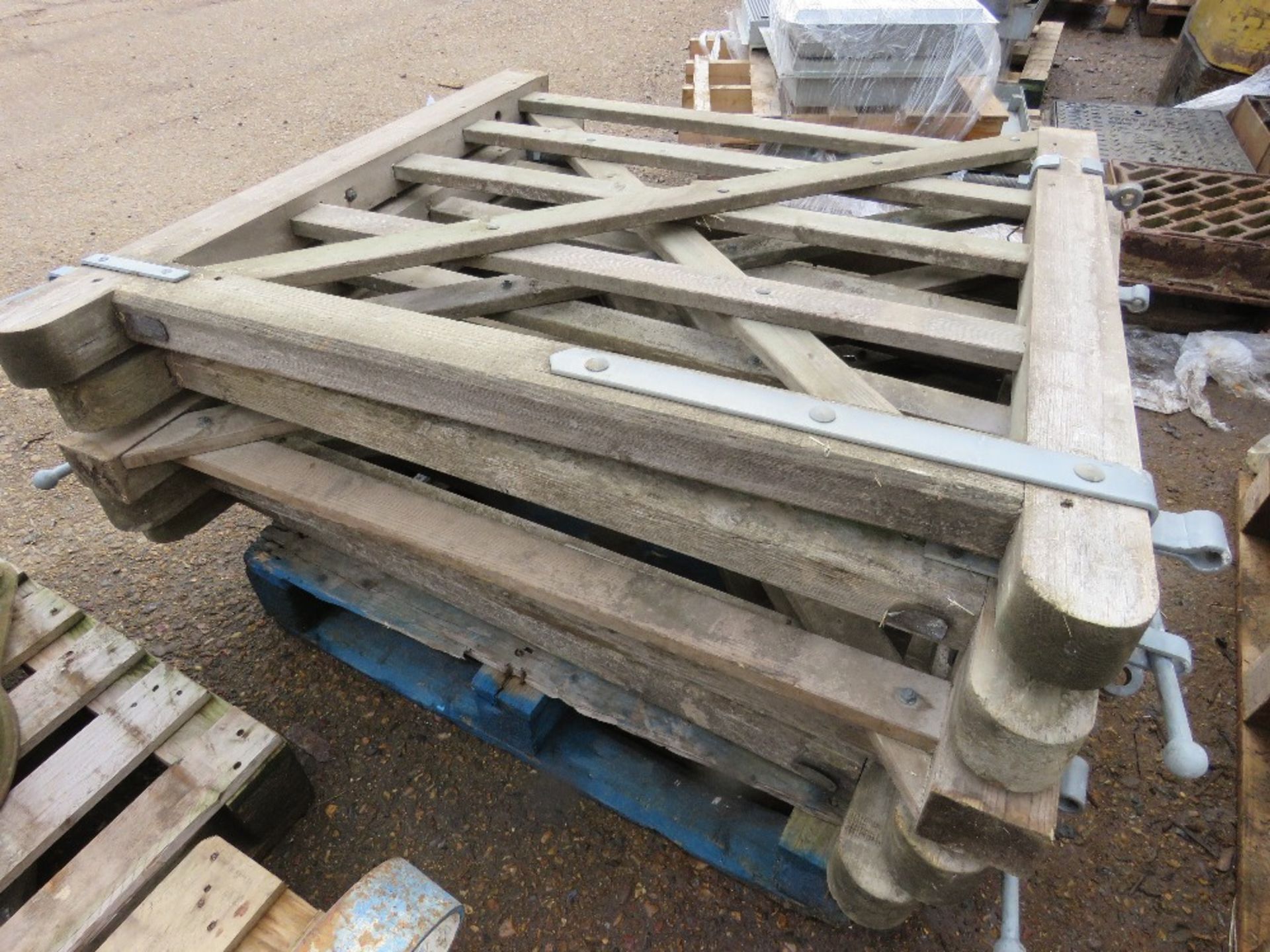 5 X WOODEN FIELD GATES, 1.2METRE WIDTH. THIS LOT IS SOLD UNDER THE AUCTIONEERS MARGIN SCHEME, TH - Image 4 of 4