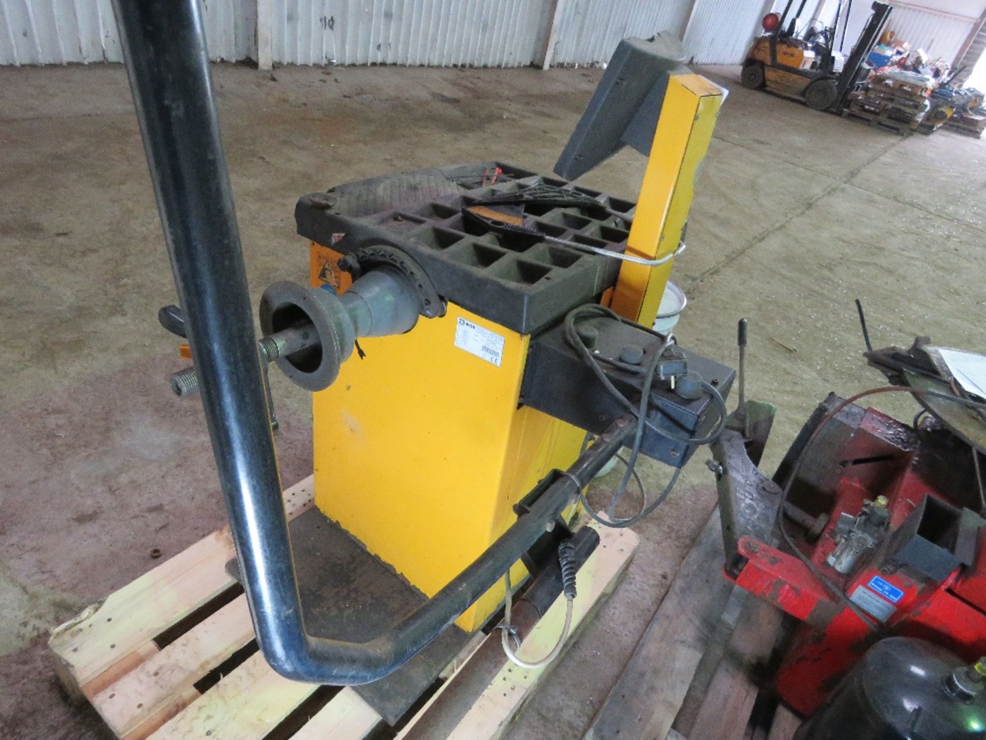 SICE 626 WHEEL BALANCER UNIT. THIS LOT IS SOLD UNDER THE AUCTIONEERS MARGIN SCHEME, THEREFORE NO VAT - Image 3 of 5