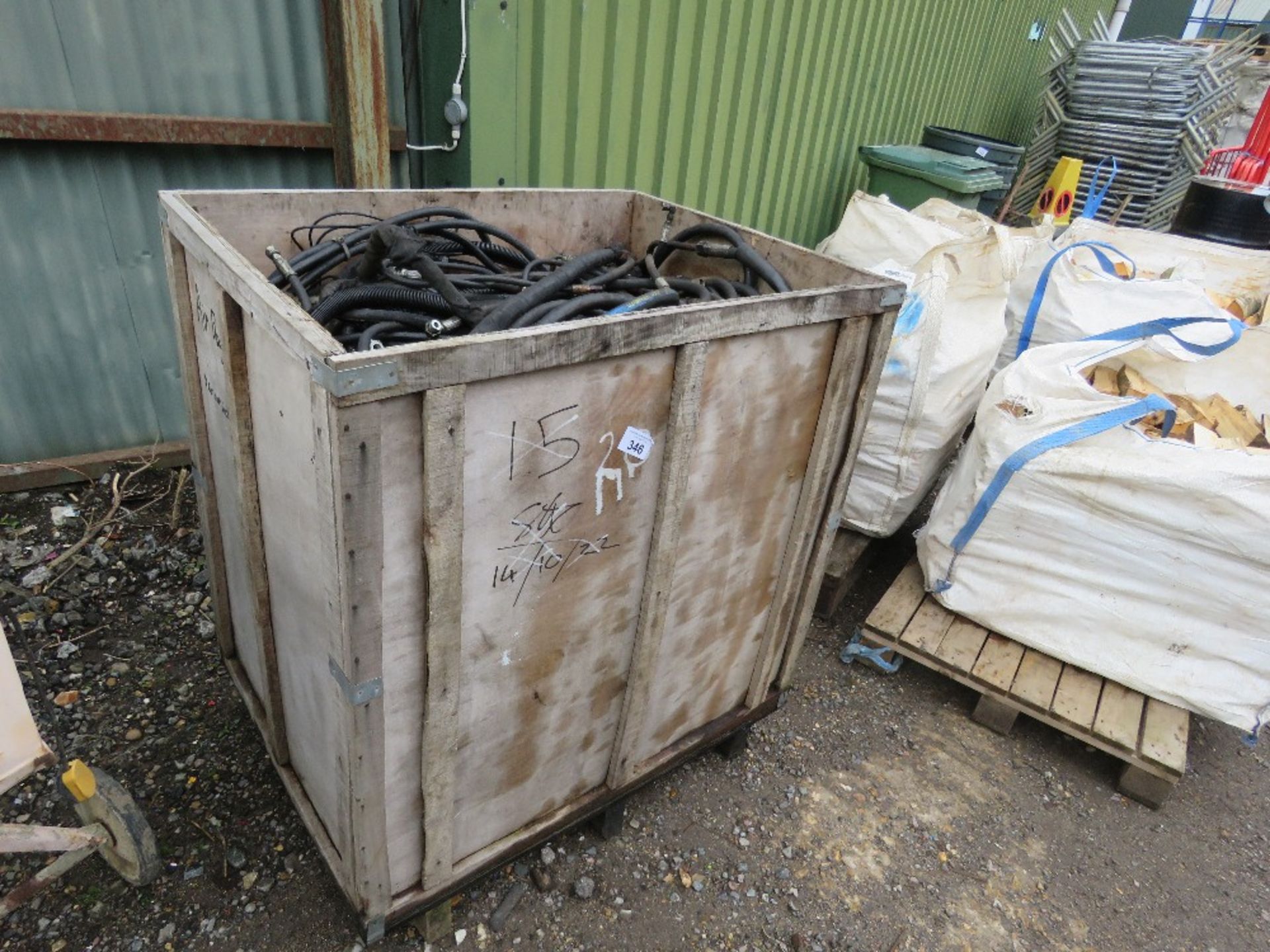 STILLAGE CONTAINING A LARGE QUANTITY OF ASSORTED HYDRAULIC HOSES. - Image 2 of 4