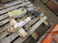 UNDER FLOOR TIPPING RAM PLUS A PUMP. THIS LOT IS SOLD UNDER THE AUCTIONEERS MARGIN SCHEME, THEREF