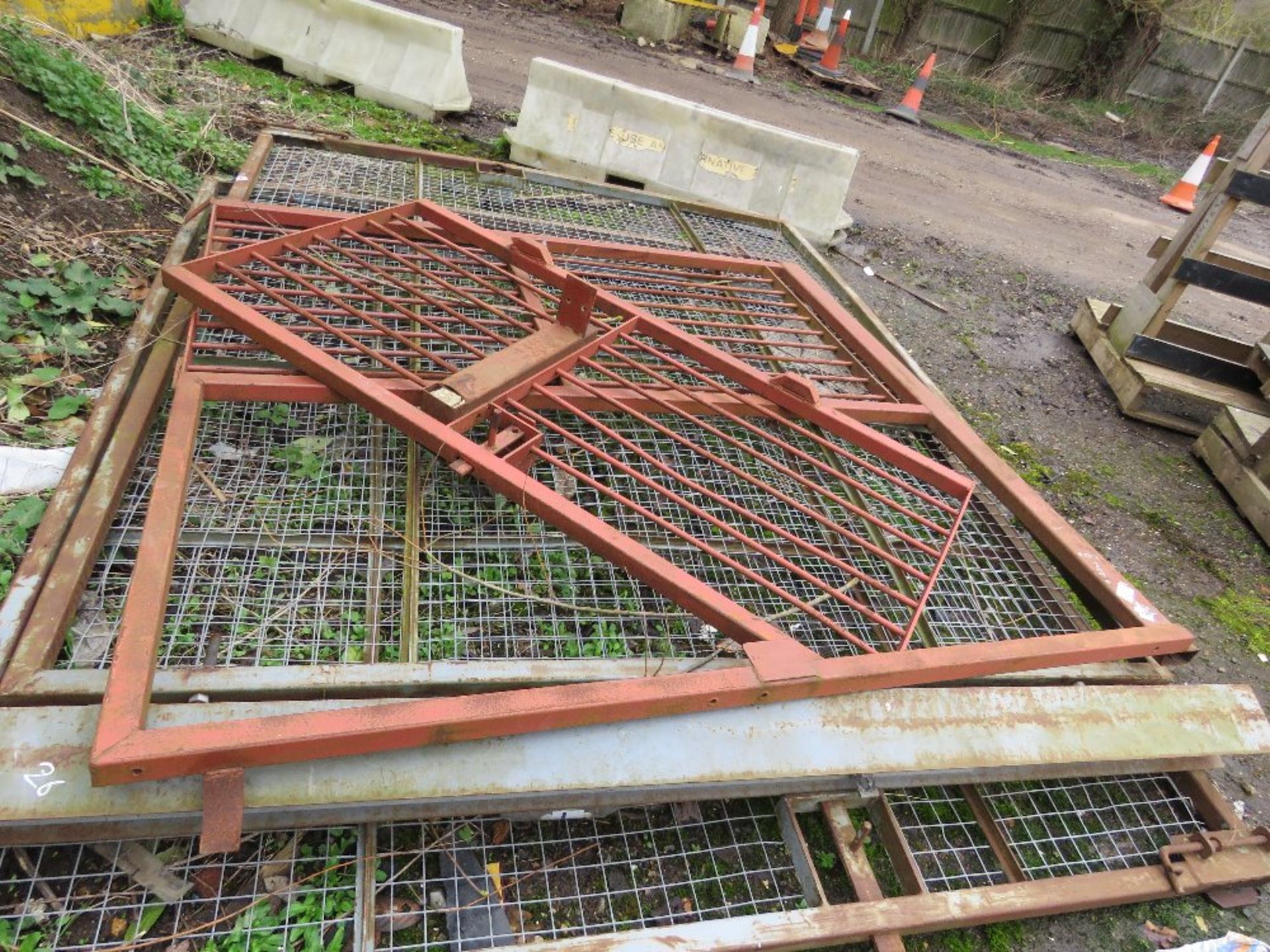 PAIR OF MESH COVERED SITE GATES, 2.5M HEIGHT X 2.9M WIDTH EACH APPROX PLUS ANOTHER SMALL GATE AND FR - Image 7 of 7