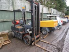 NISSAN / DATSUN 2.5TONNE GAS POWERED FORKLIFT TRUCK. WHEN TESTED WAS SEEN TO DRIVE, STEER AND BRAKE.