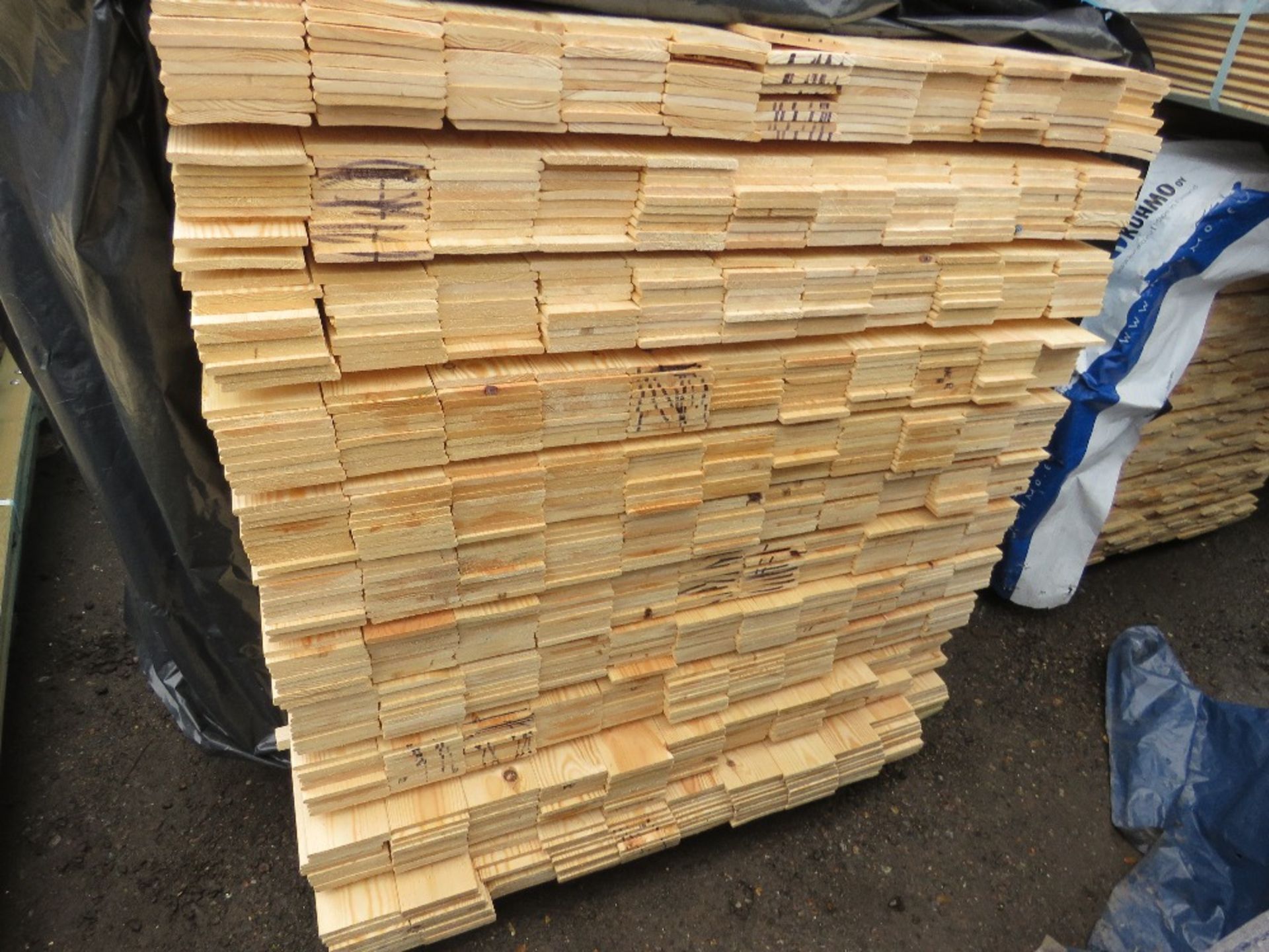 EXTRA LARGE PACK OF UNTREATED HIT AND MISS TIMBER FENCE CLADDING BOARDS: 100MM WIDTH @ 1.73M LENGTH - Image 2 of 3