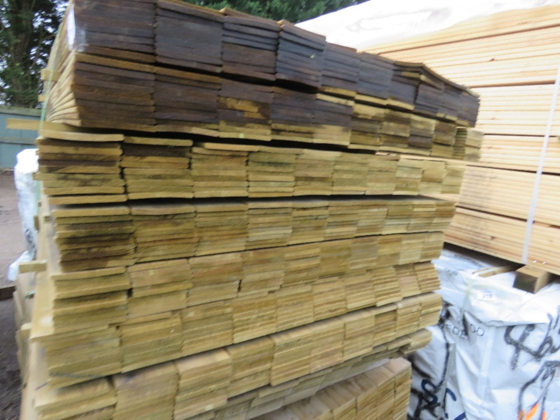 2 X PACKS OF PRESSURE TREATED HIT AND MISS FENCE CLADDING TIMBER BOARDS: 1.45M LENGTH X 100MM WIDTH - Image 2 of 4