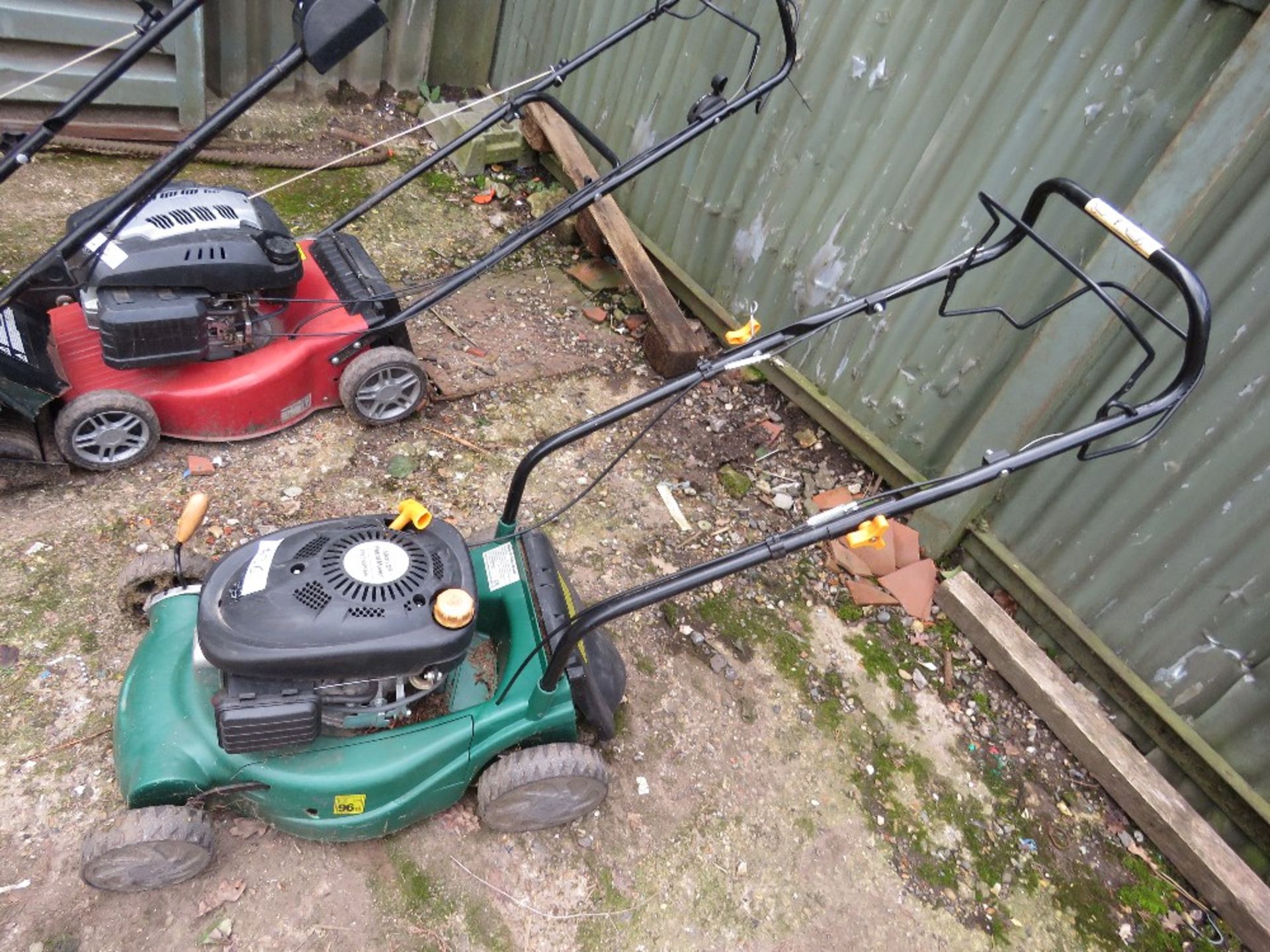 PETROL LAWNMOWER, 40CM WIDTH. THIS LOT IS SOLD UNDER THE AUCTIONEERS MARGIN SCHEME, THEREFORE NO