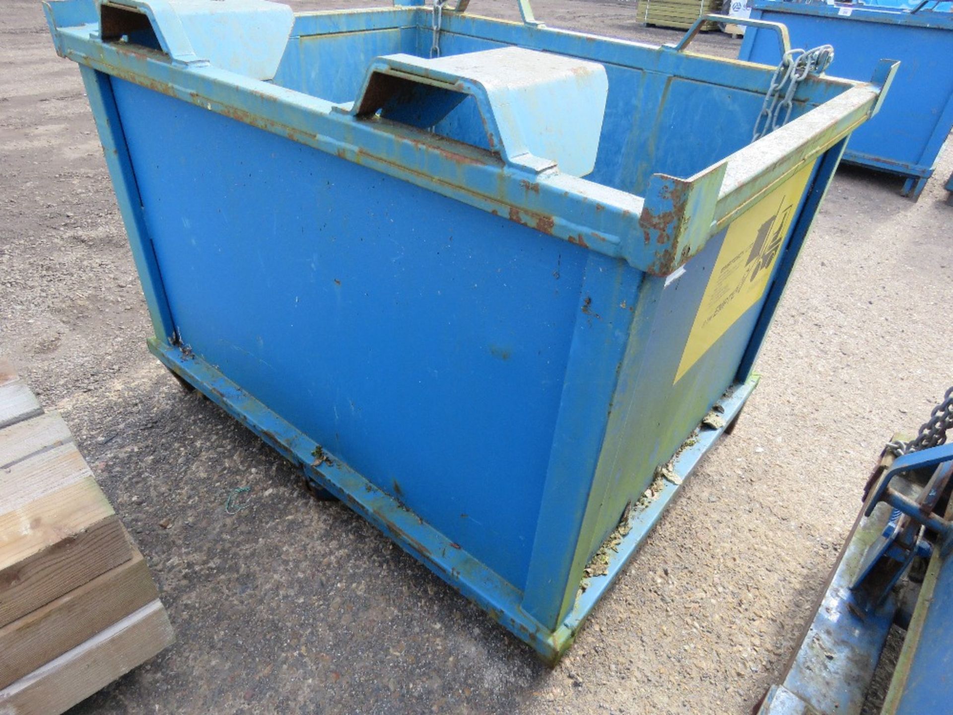 EMPTEEZY FORKLIFT MOUNTED BOTTOM EMTYING SKIP, 1250KG RATED CAPACITY. LIGHT WEIGHT PREVIOUS USEAGE. - Image 4 of 6