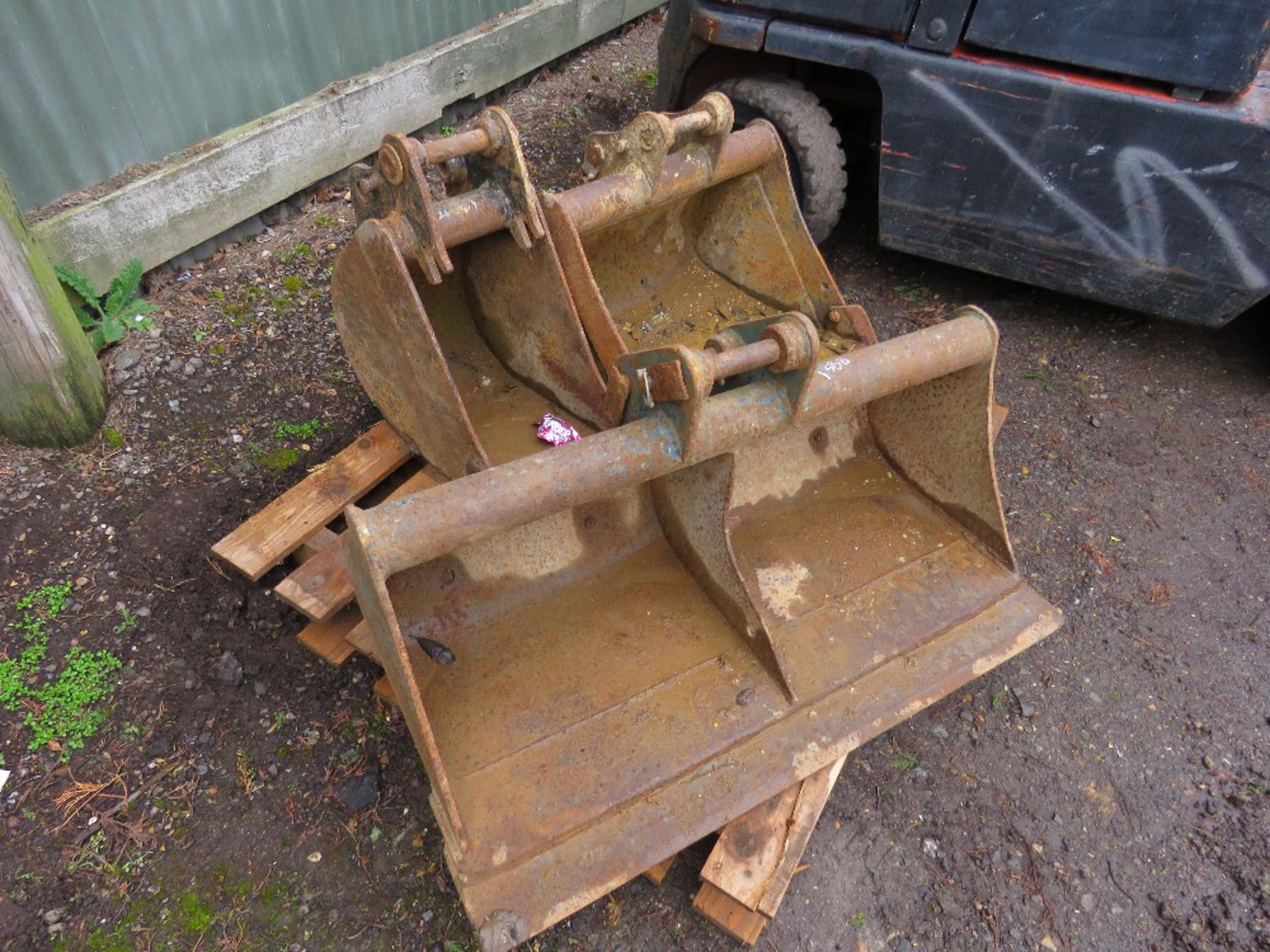 SET OF 3NO EXCAVATOR BUCKETS 30MM PINS, 3FT, 2FT AND 12". THIS LOT IS SOLD UNDER THE AUCTIONEERS