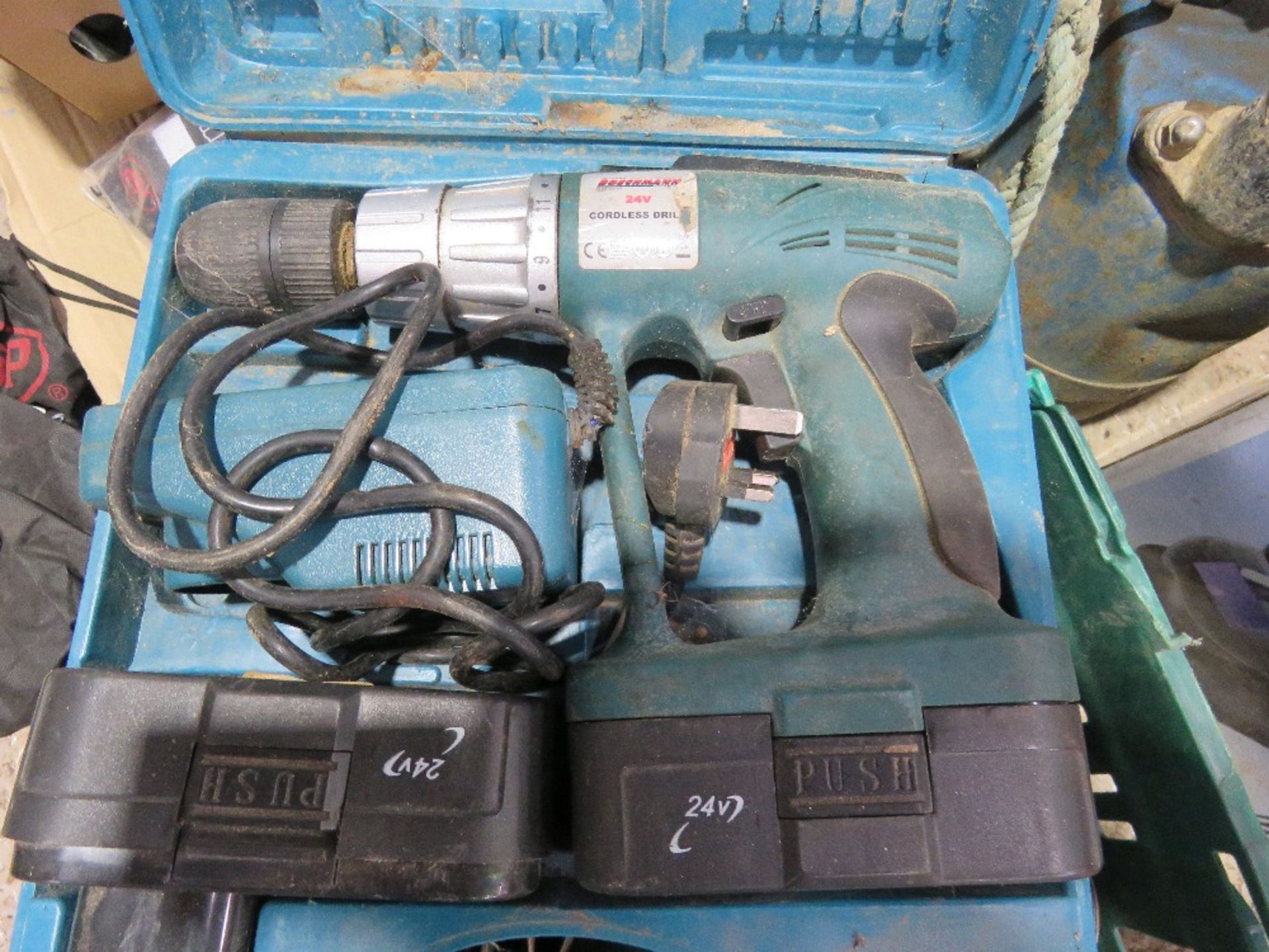 BELT SANDER, DRILL PLUS SANDING PAPERS. THIS LOT IS SOLD UNDER THE AUCTIONEERS MARGIN SCHEME, THE - Image 3 of 8