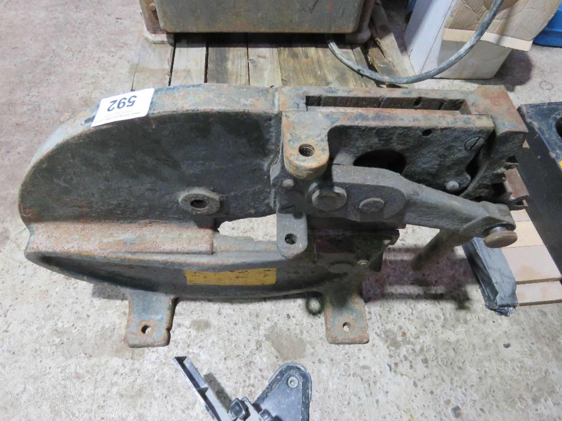 HEAVY DUTY RATCHET TYPE GUILLOTENE. THIS LOT IS SOLD UNDER THE AUCTIONEERS MARGIN SCHEME, THEREFORE - Bild 2 aus 3