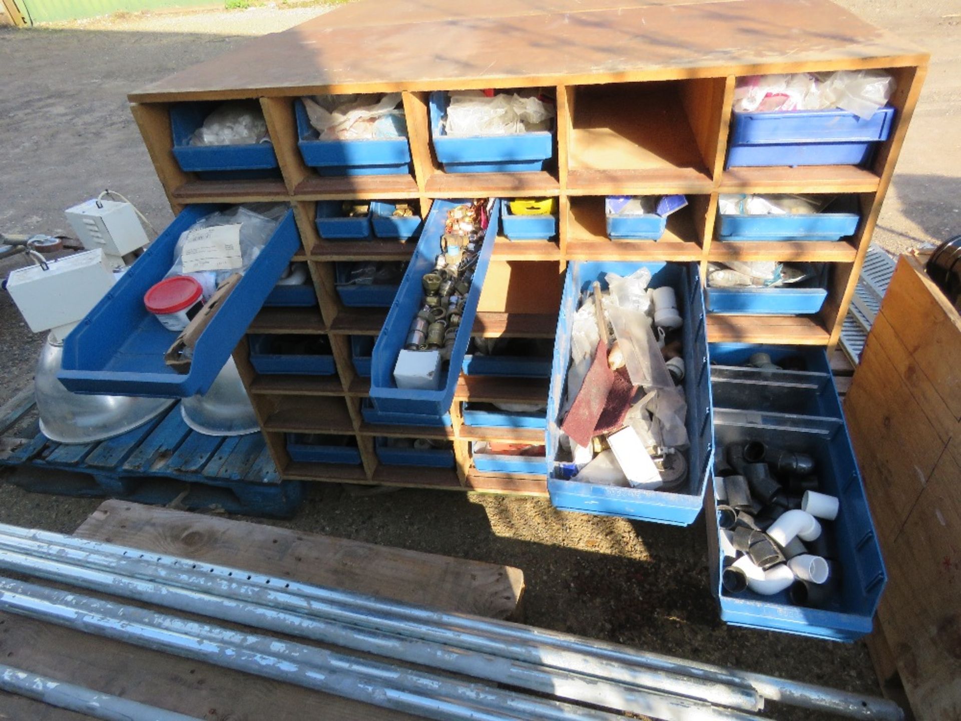 2 X HEAVY DUTY DEEP DRAWER RACKS FULL OF PLUMBING FITTINGS. THIS LOT IS SOLD UNDER THE AUCTIONEER - Image 4 of 6