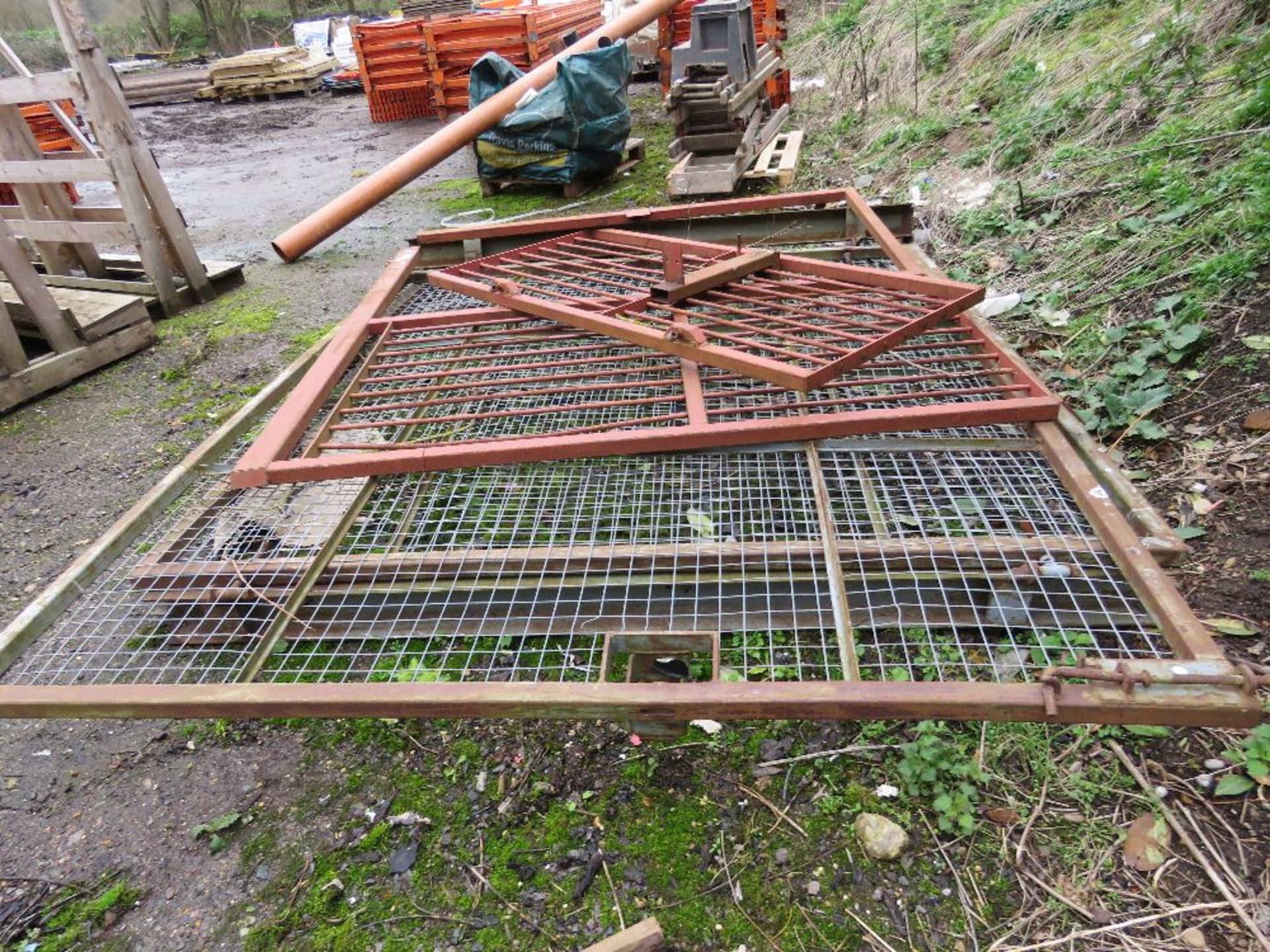 PAIR OF MESH COVERED SITE GATES, 2.5M HEIGHT X 2.9M WIDTH EACH APPROX PLUS ANOTHER SMALL GATE AND FR - Image 4 of 7