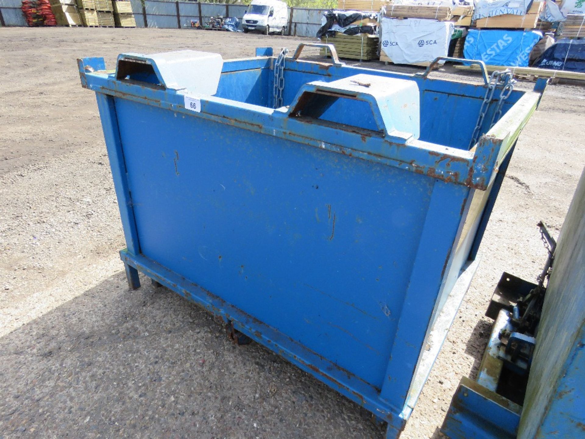 EMPTEEZY FORKLIFT MOUNTED BOTTOM EMTYING SKIP, 1250KG RATED CAPACITY. LIGHT WEIGHT PREVIOUS USEAGE. - Image 3 of 6