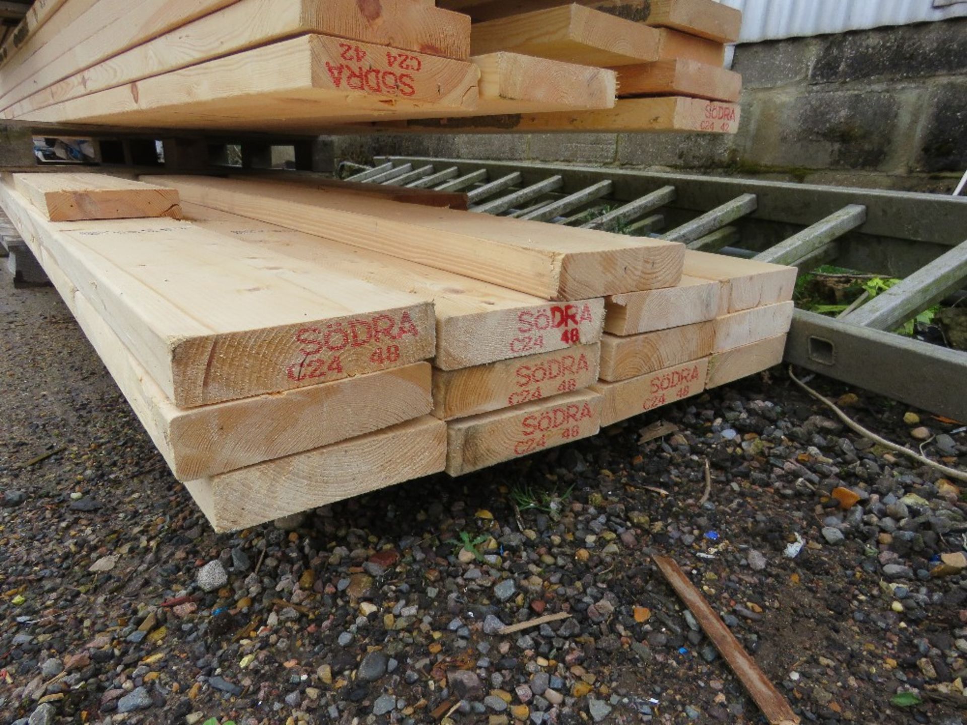 PALLET CONTAINING 8" X 2" TIMBERS: 3.4-4.2M LENGTH APPROX, 15NO PIECES IN TOTAL. SOURCED FROM DEMOL - Image 2 of 3