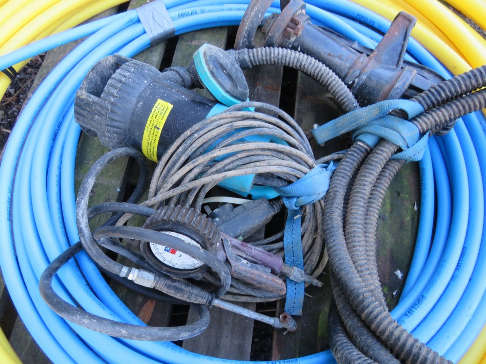 PALLET OF PLASTIC PIPES AND SUNDRIES: SUBMERSIBLE PUMP, HAND PUMP, TYRE INFLATOR. THIS LOT IS SOL - Image 3 of 6
