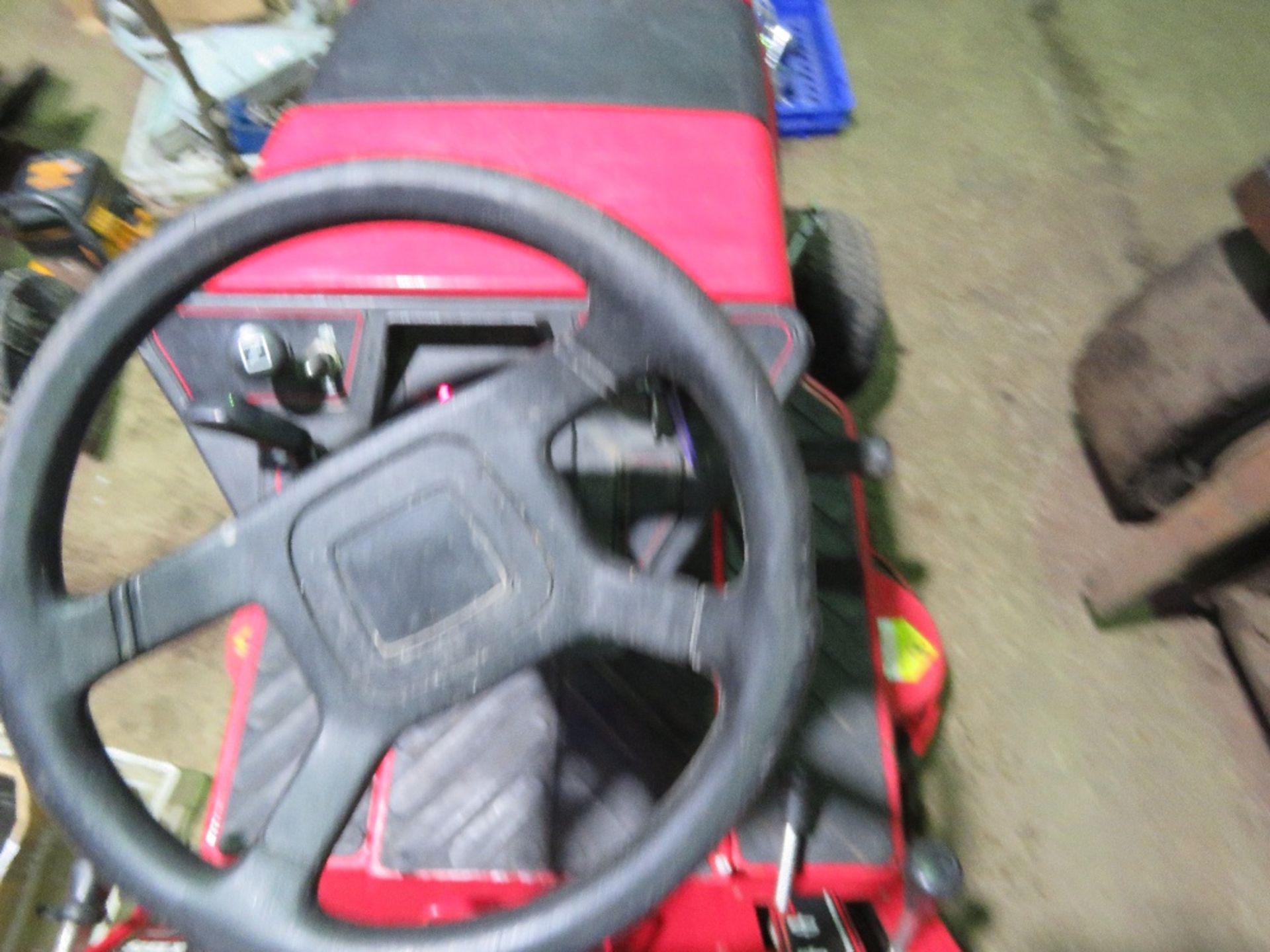 COUNTAX C400H RIDE ON MOWER WITH COLLECTOR. HYDRASTATIC DRIVE. WHEN TESTED WAS SEEN TO RUN, DRIVE, M - Image 4 of 7