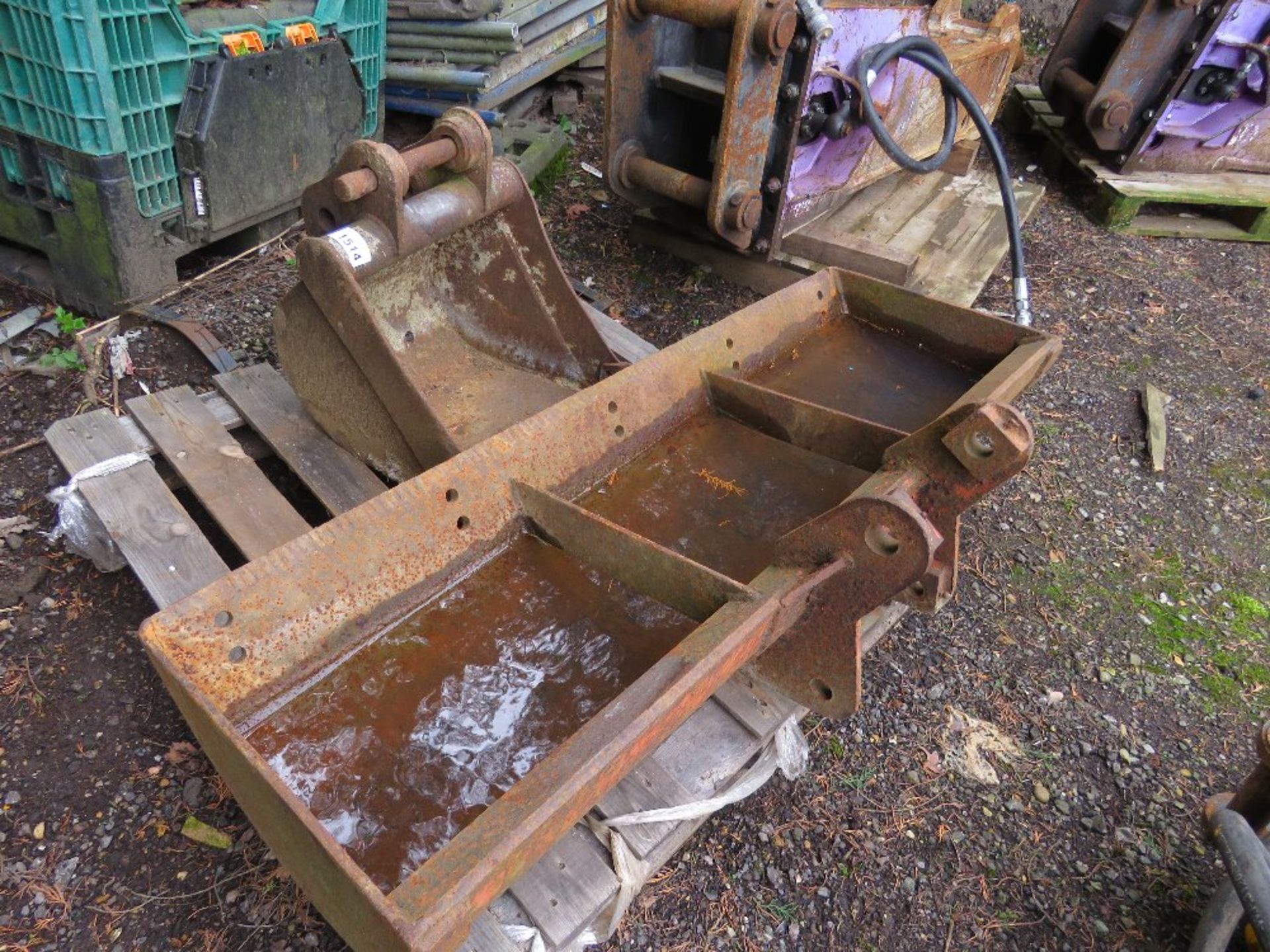 2 X MINI EXCAVATOR BUCKETS: JCB, 40MM PINS, 18" AND GRADING. THIS LOT IS SOLD UNDER THE AUCTIONE - Image 2 of 3