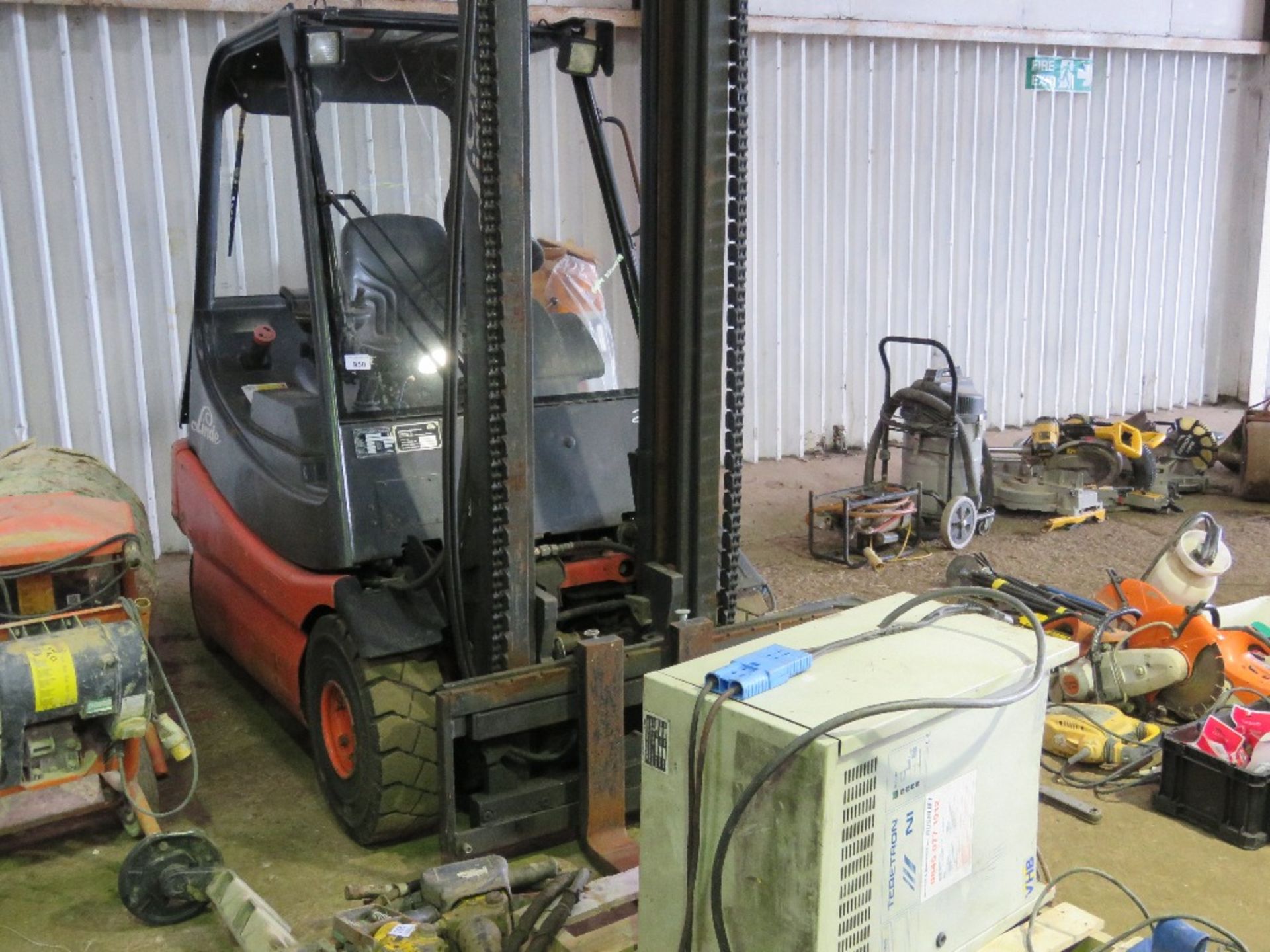 LINDE E25-02 BATTERY FORKLIFT WITH CHARGER. 10851 REC HOURS, YEAR 2000 BUILD. THIS LOT IS SOLD U - Image 12 of 12