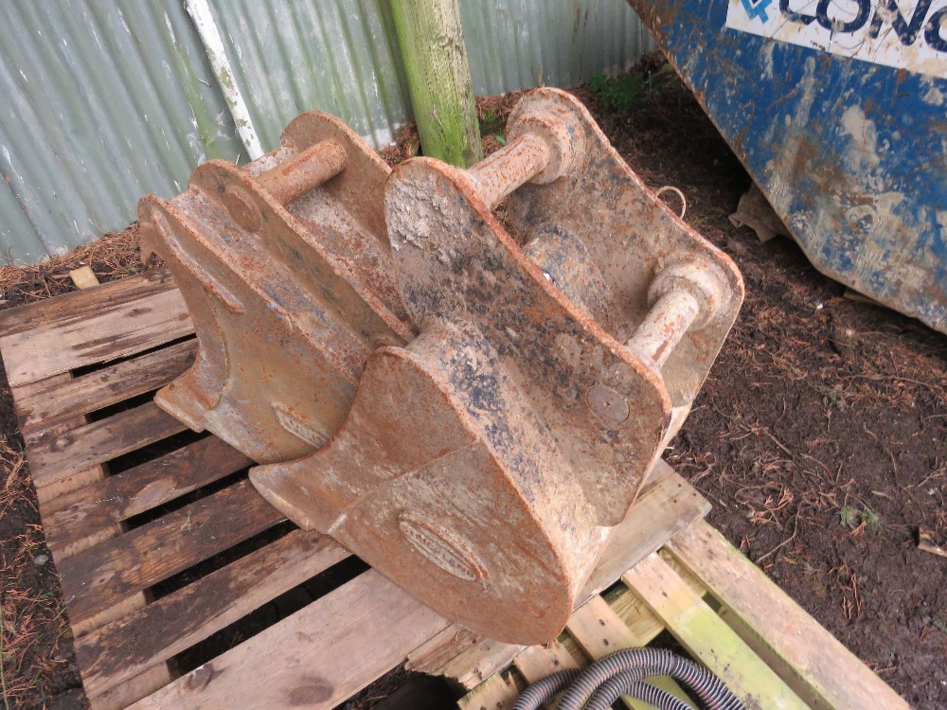 2 X EXCAVATOR BUCKETS ON 45MM PINS: 18" AND 12" WIDTH APPROX. - Image 3 of 3