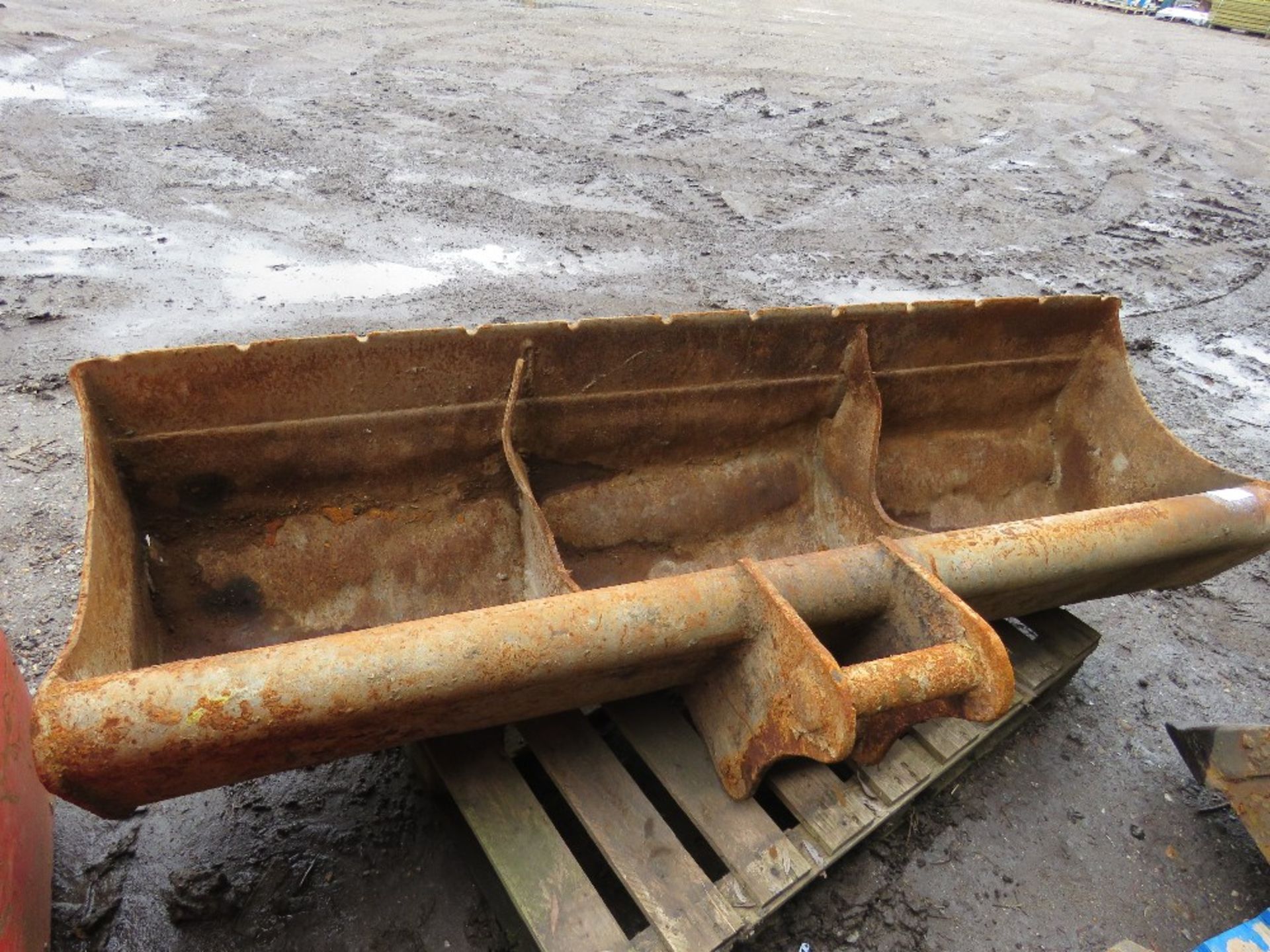 EXCAVATOR GRADING BUCKET, 6FT WIDTH ON 60MM PINS. - Image 2 of 2