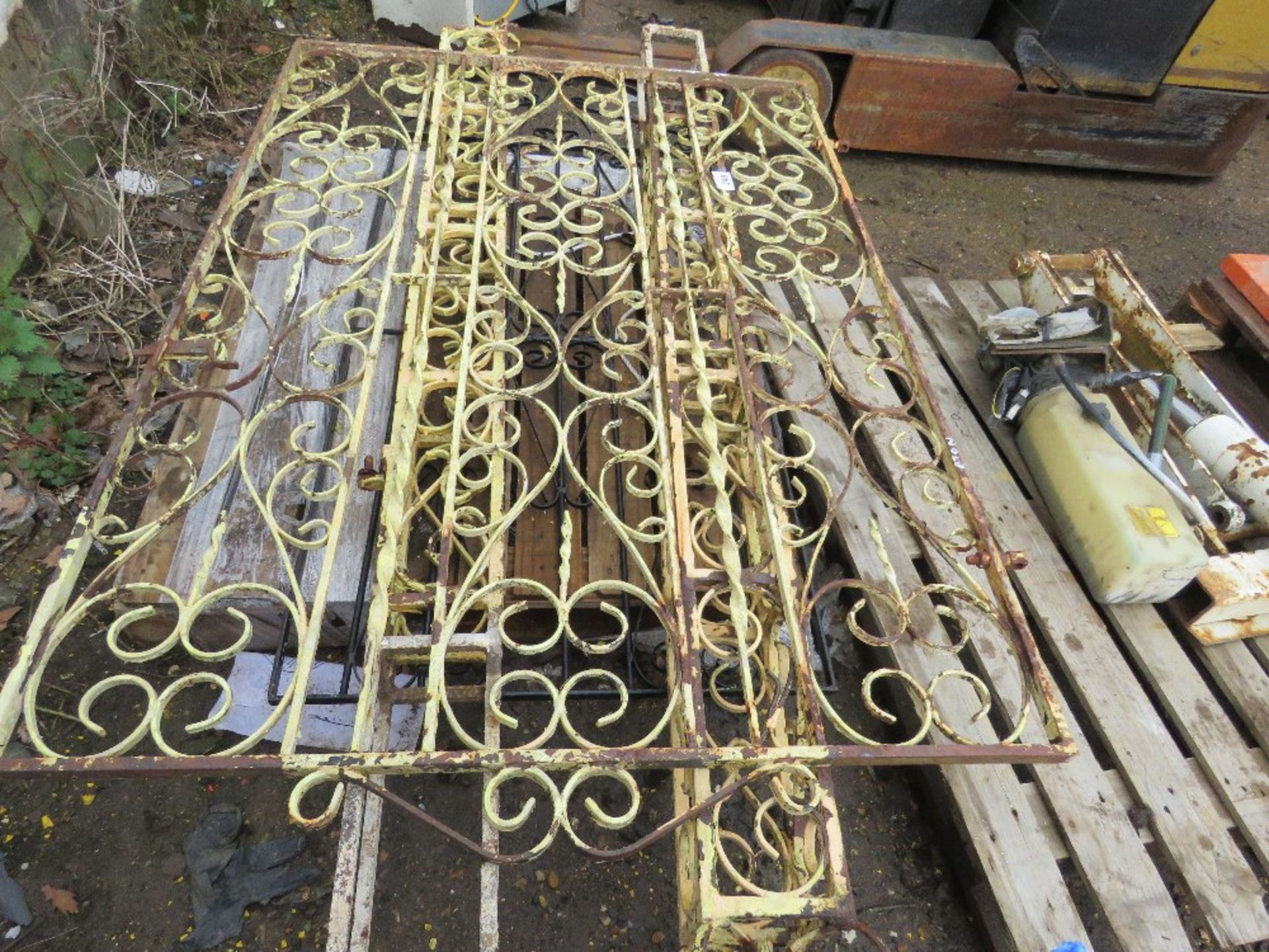 2 X METAL GARDEN GATES PLUS DECORATIVE POSTS. THIS LOT IS SOLD UNDER THE AUCTIONEERS MARGIN SCHEM - Image 5 of 5