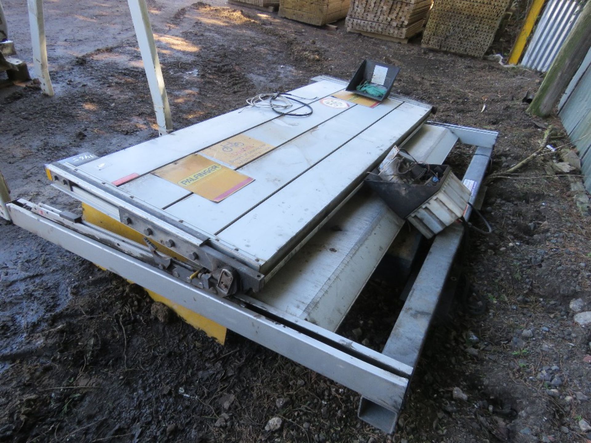PALFINGER LORRY MOUNTED TAIL LIFT WITH PUMP ASSEMBLY, BELIEVED TO BE FOR 7.5TONNE TRUCK. - Image 2 of 6