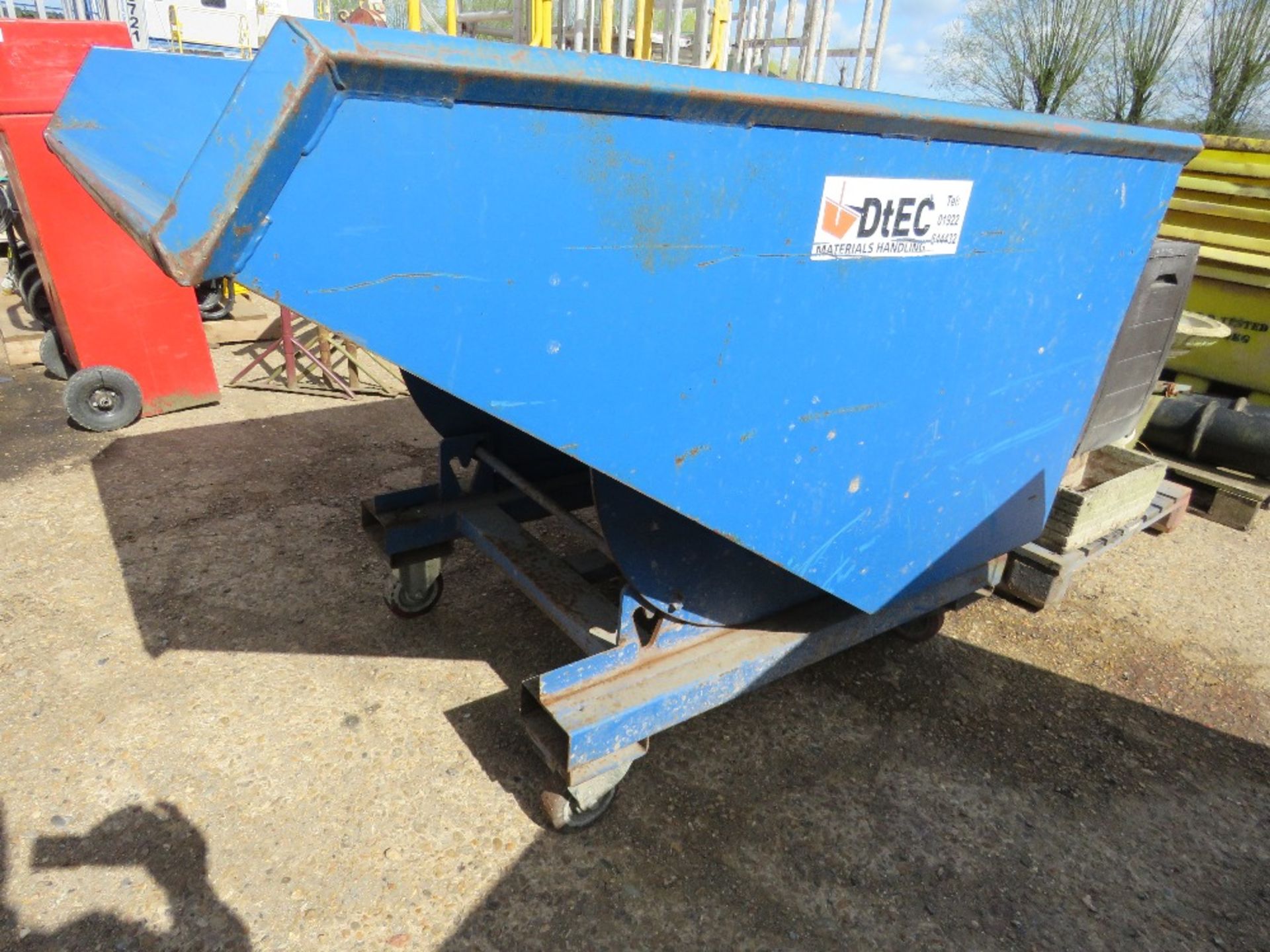 WHEELED FORKLIFT MOUNTED TIPPING SKIP, DtEC BRAND, ON WHEELS. LIGHT WEIGHT PREVIOUS USEAGE. - Image 2 of 6