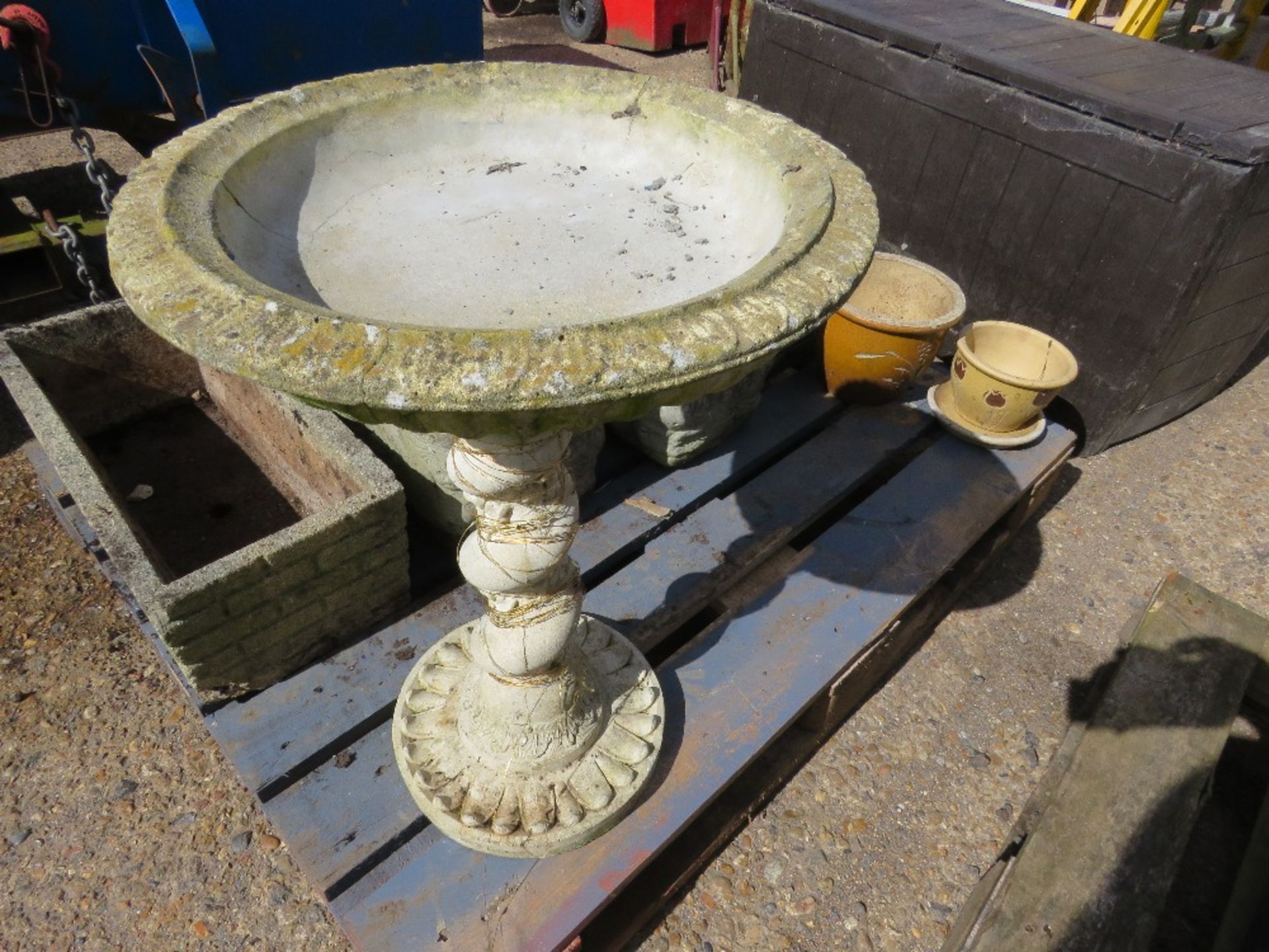 PALLET CONTAINING BIRD BATH, ASSORTED PLANTERS PLUS A PLASTIC STORAGE BIN. THIS LOT IS SOLD UNDER - Image 5 of 7