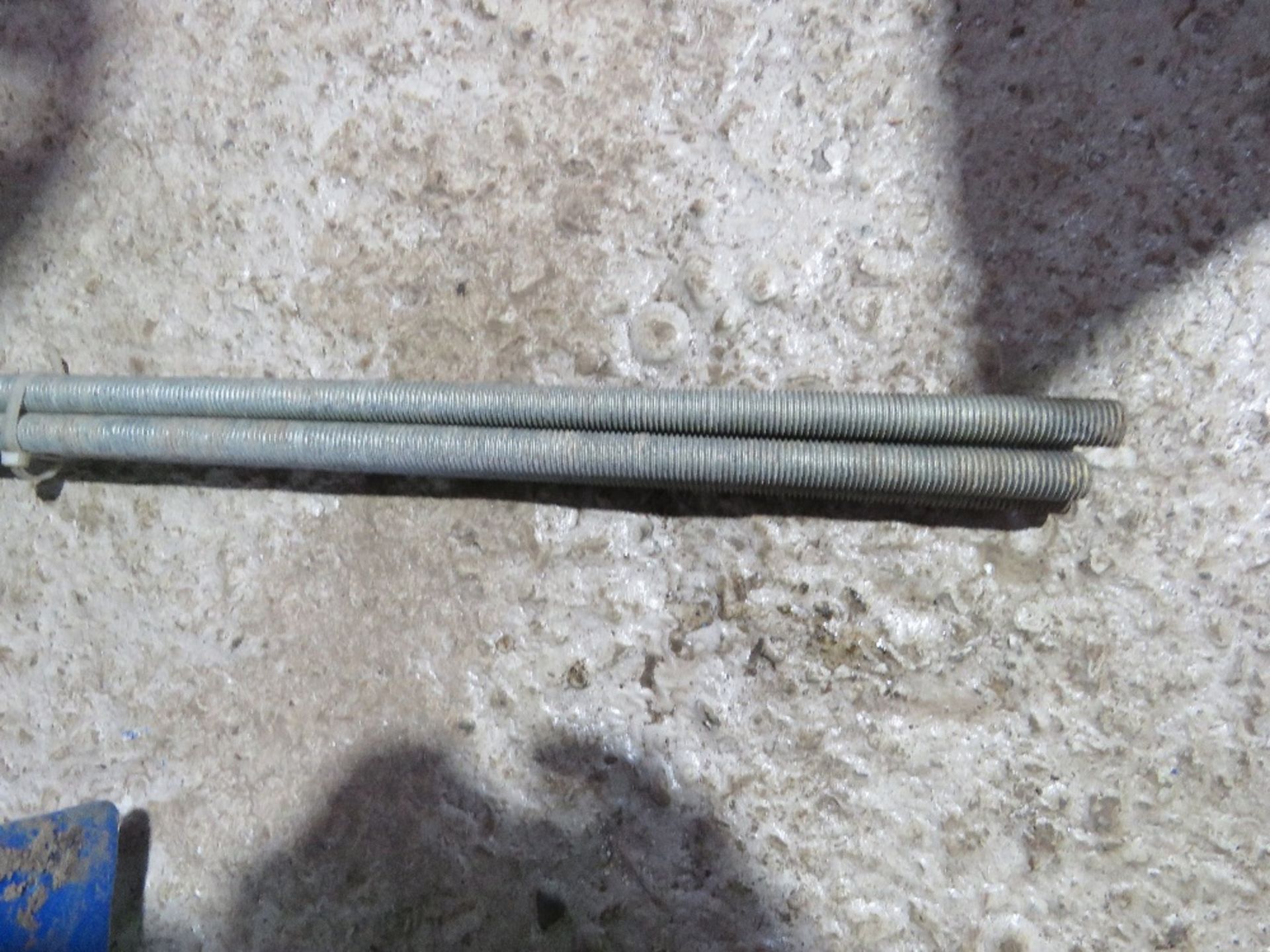 BUNDLE OF HEAVY DUTY THREADED ROD/BAR. THIS LOT IS SOLD UNDER THE AUCTIONEERS MARGIN SCHEME, THEREF - Bild 2 aus 4