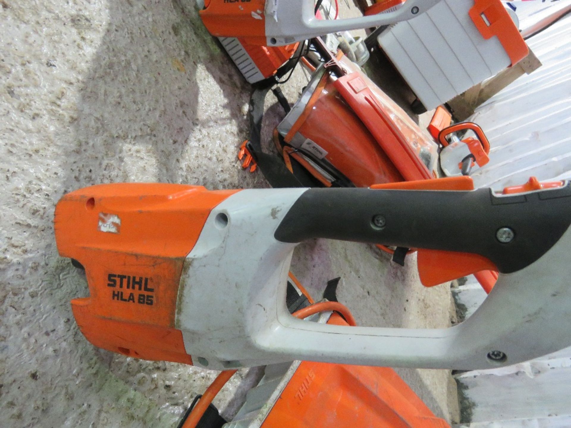 STIHL BATTERY POWERED TELESCOPIC POLE HLA85 HEDGE TRIMMER SUPPLIED WITH AN AR3000 LITHIUM BACK PAC - Image 5 of 6