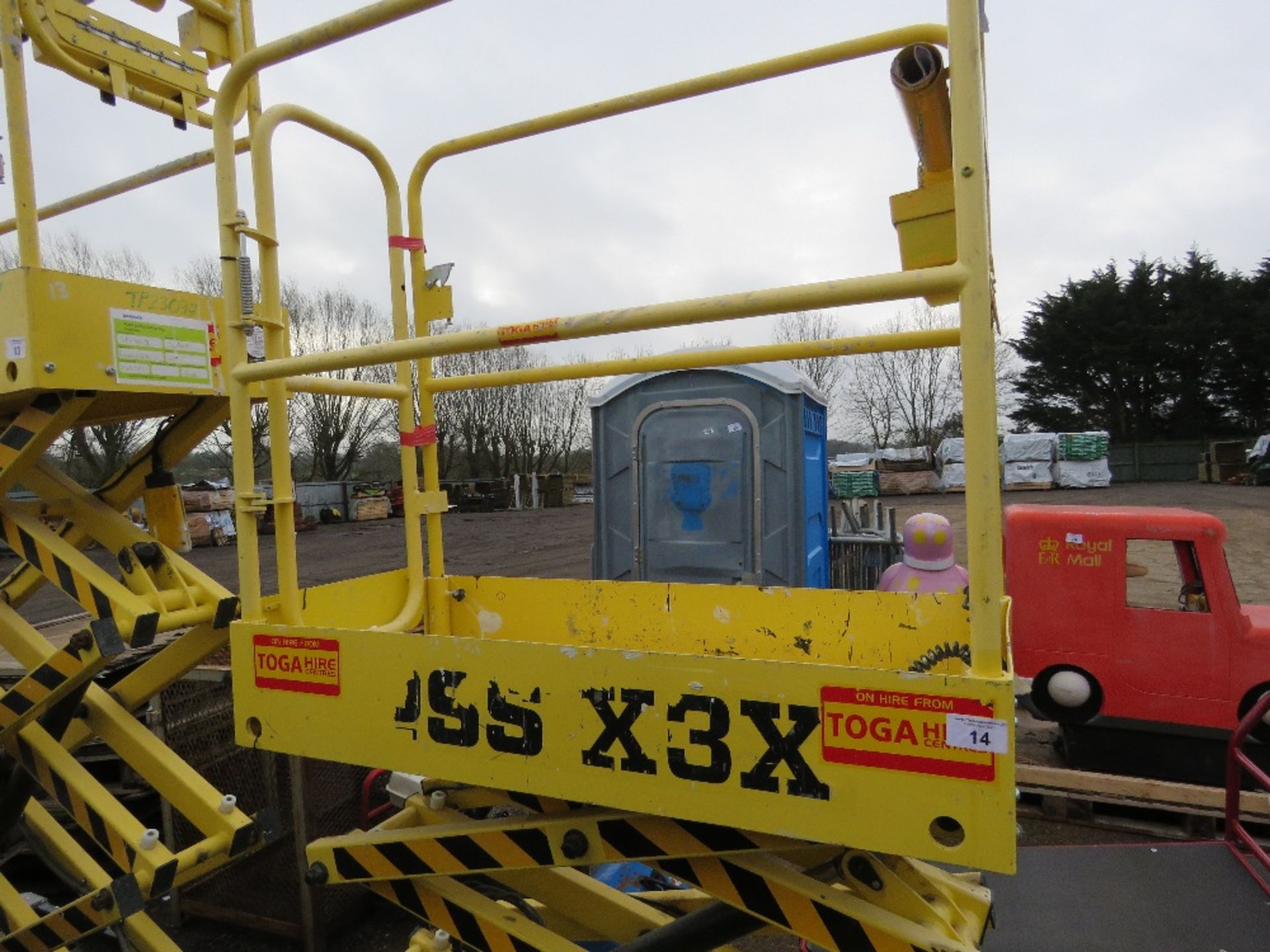 BOSS X3X BATTERY POWERED SCISSOR LIFT UNIT, YEAR 2019. WHEN TESTED PUMP WAS SEEN TO PUMP AND WAS SEE - Image 4 of 7