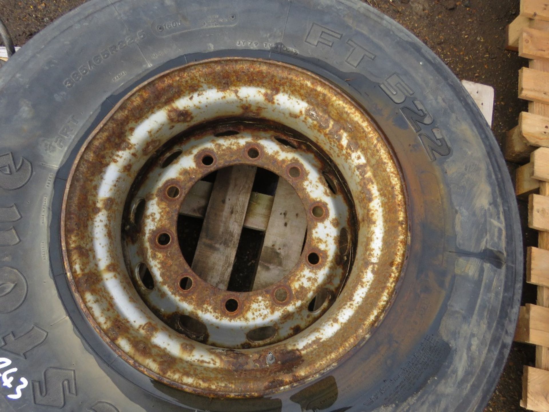 LORRY WHEEL AND TYRE 385/65-R22.5. THIS LOT IS SOLD UNDER THE AUCTIONEERS MARGIN SCHEME, THEREFO - Image 3 of 4