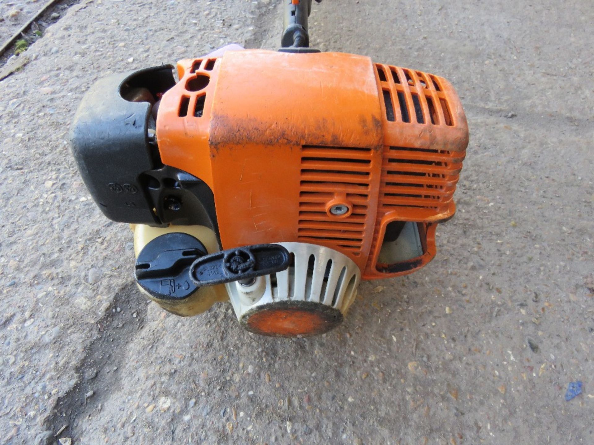 STIHL LONG REACH PETROL ENGINED HEDGE CUTTER. THIS LOT IS SOLD UNDER THE AUCTIONEERS MARGIN SCHEM - Image 2 of 6