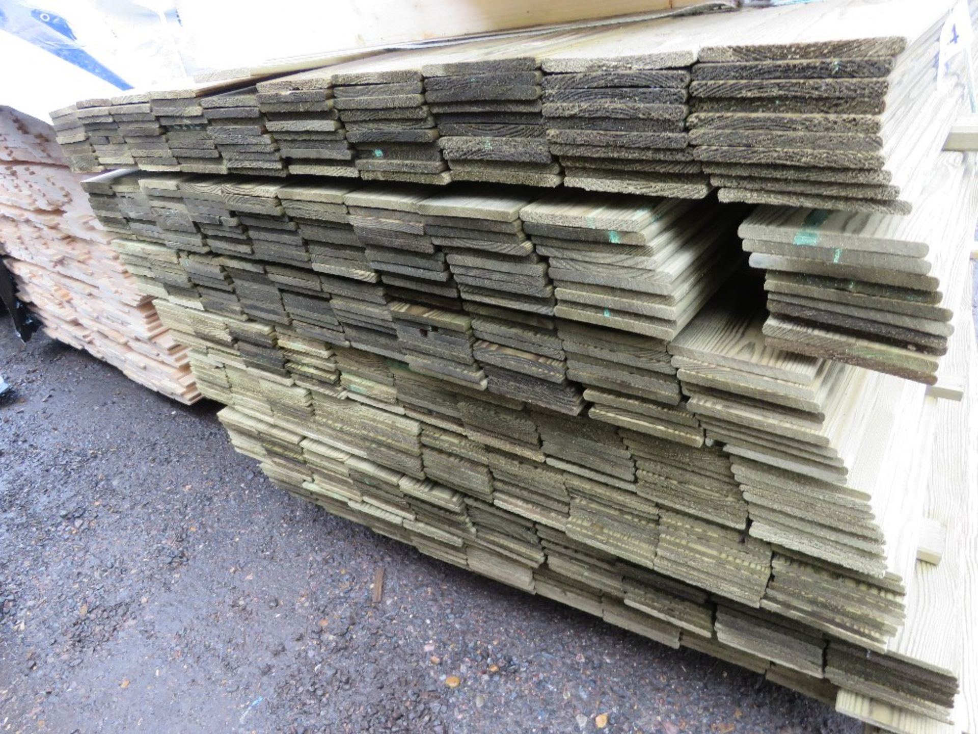 LARGE PACK OF TREATED HIT AND MISS TIMBER FENCE CLADDING BOARDS: 100MM WIDTH @ 1.75M LENGTH APPROX. - Image 2 of 3