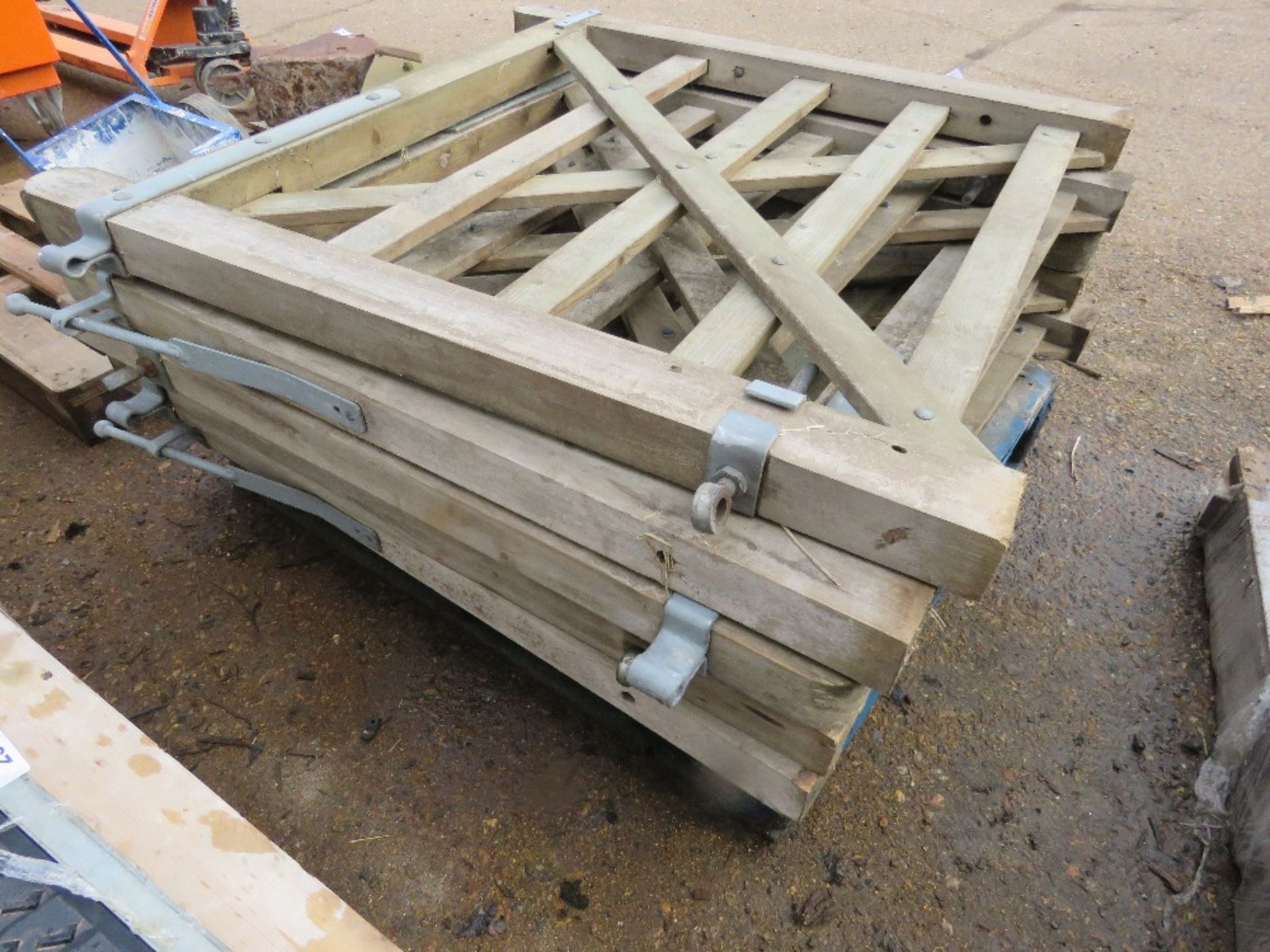 5 X WOODEN FIELD GATES, 1.2METRE WIDTH. THIS LOT IS SOLD UNDER THE AUCTIONEERS MARGIN SCHEME, TH - Image 3 of 4