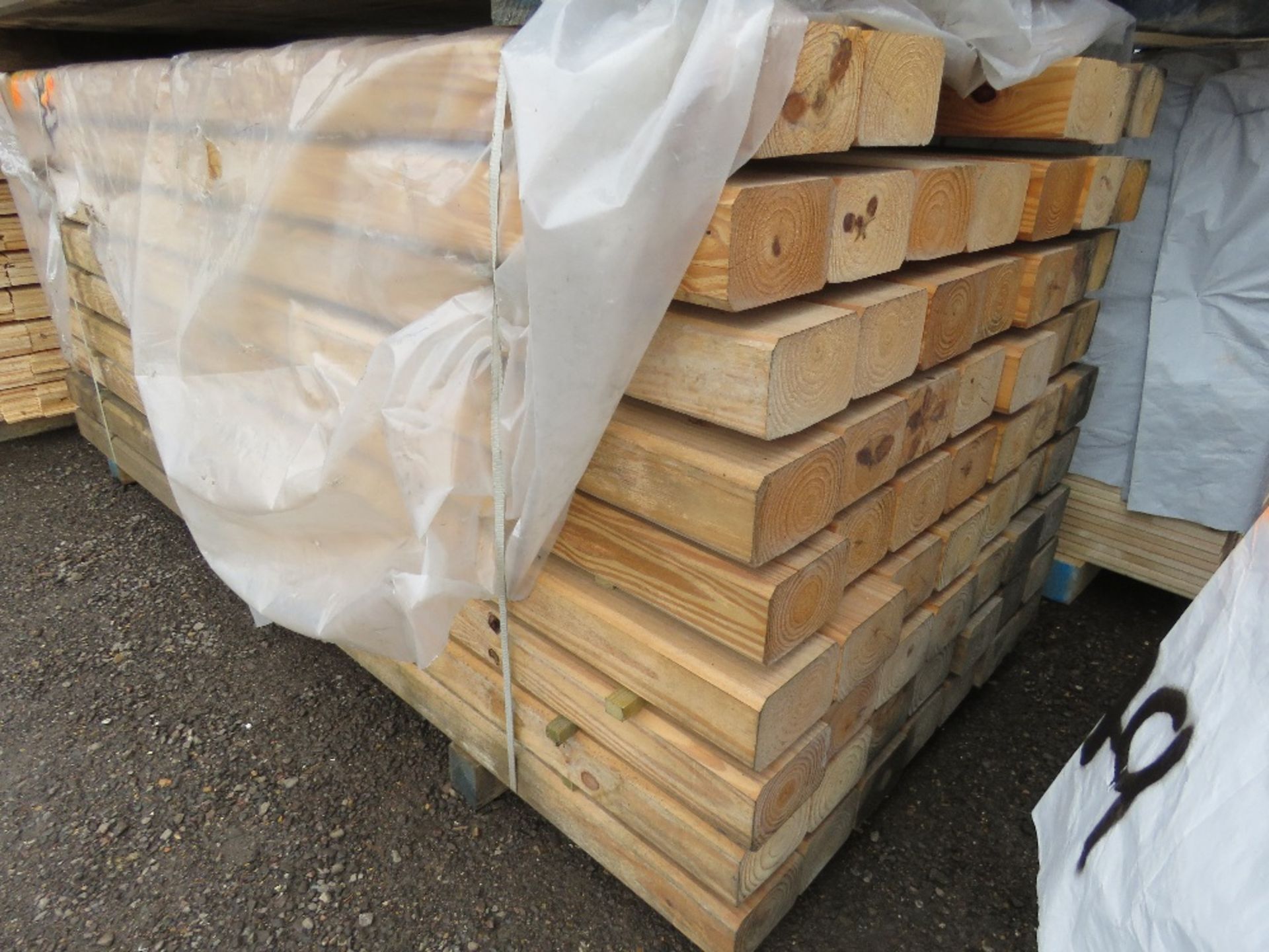 PACK OF 63NO HEAVY DUTY TIMBER POSTS: 140MM X 90MM @ 2.35M LENGTH APPROX.