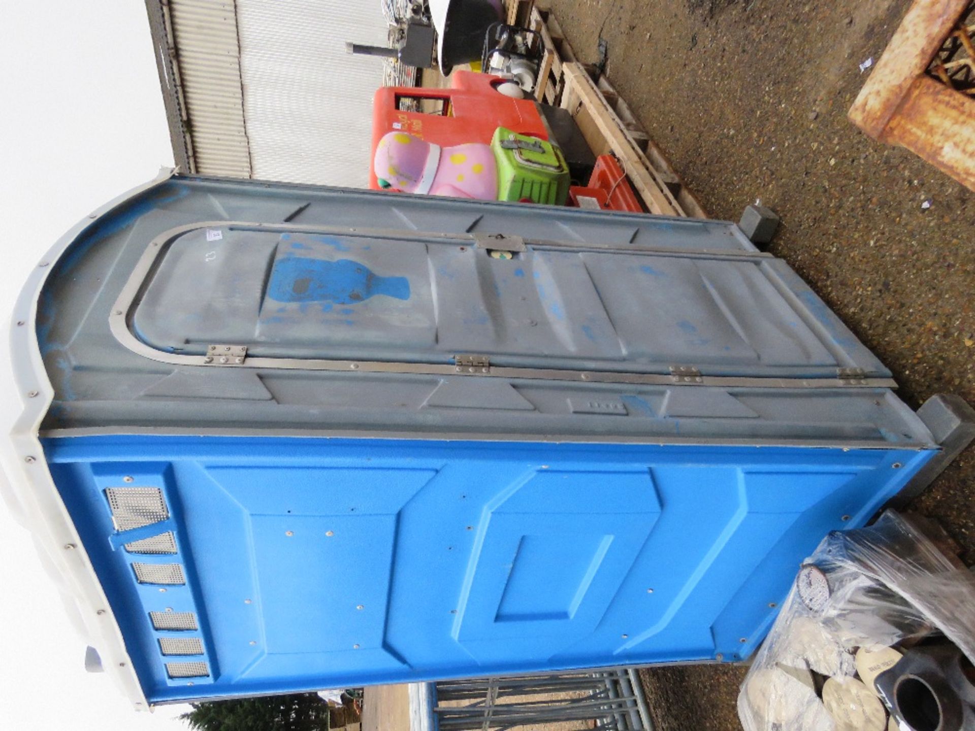 PORTABLE SITE TOILET. EMPTY AND BLUE RINSE ADDED. THIS LOT IS SOLD UNDER THE AUCTIONEERS MARGIN S - Image 2 of 5