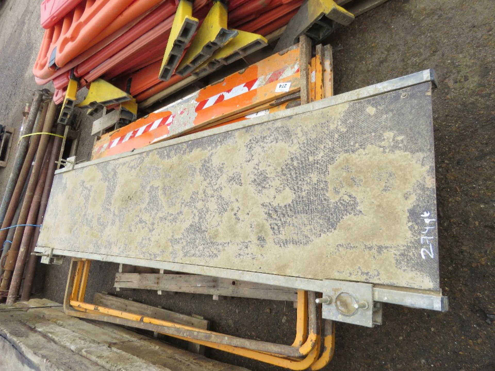 4 X METAL SAFETY BARRIERS PLUS A STAGING BOARD. - Image 4 of 5