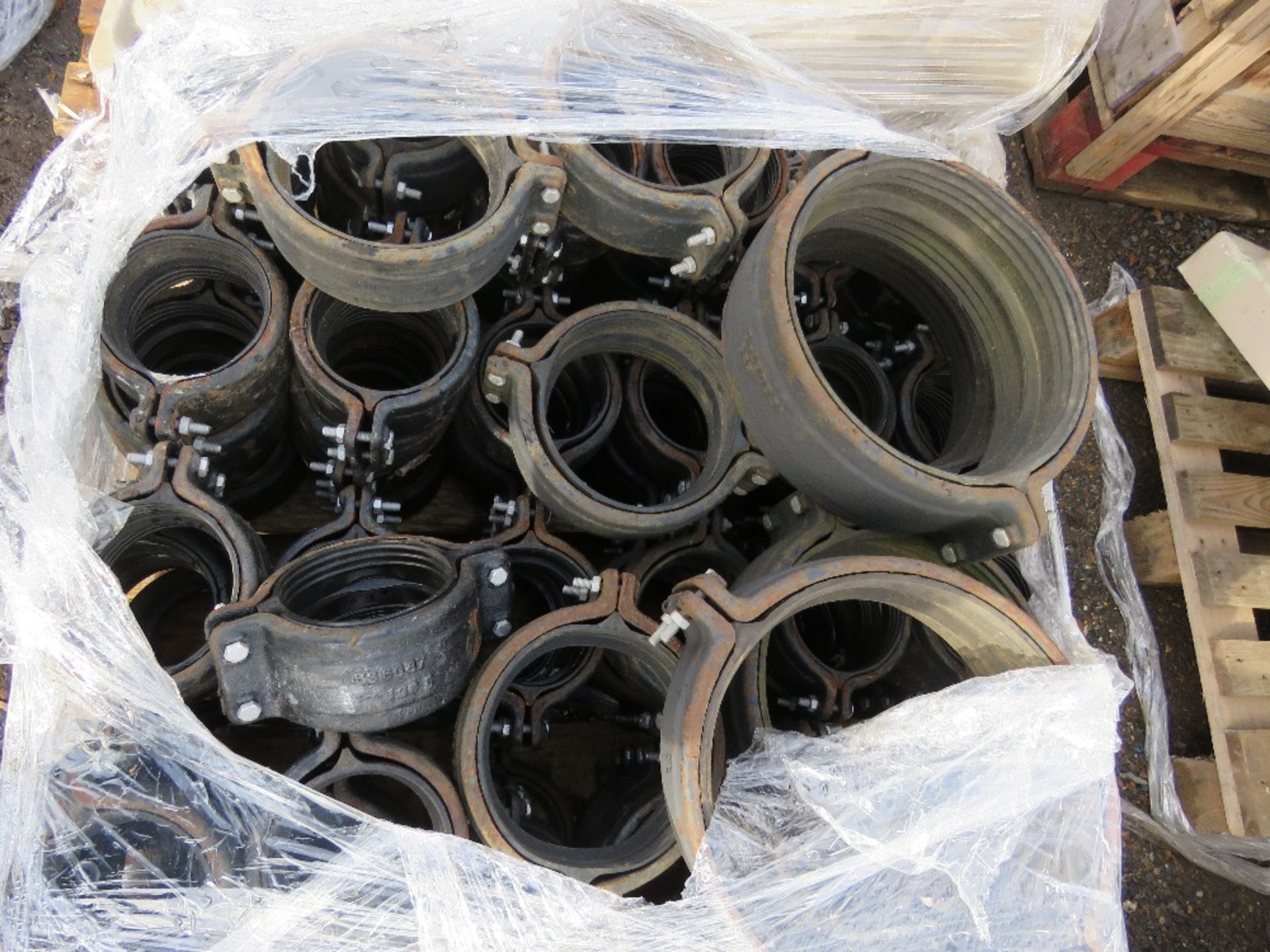 PALLET CONTAINING CAST IRON PIPE COUPLINGS: 82NO 100MM AND 4 X 150MM PLUS 4 X 225MM DIAMETER APPROX. - Image 2 of 3