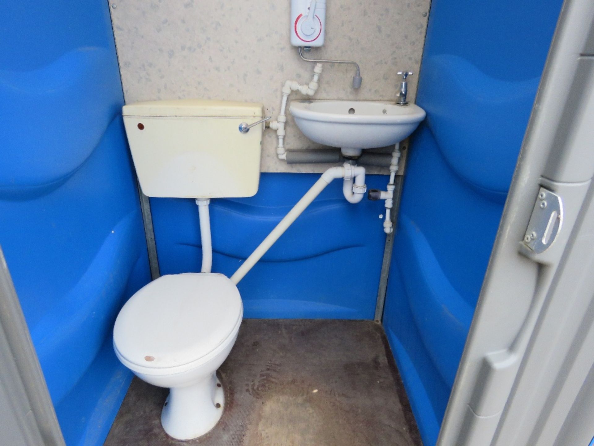 PORTABLE MAINS HOOK UP SITE TOILET WITH WASH BASIN AND 240VOLT ELECTRIC HOOK UP. - Image 3 of 4