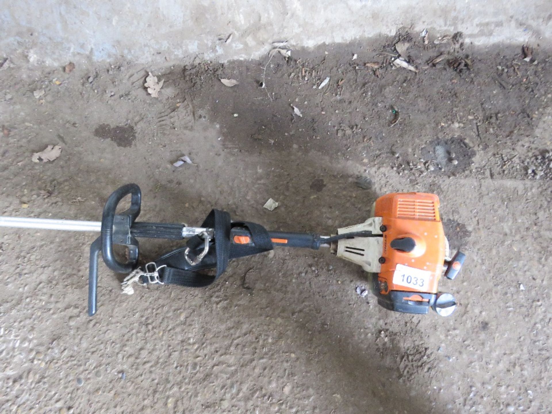 STIHL FS120 PETROL ENGINED LONG REACH HEDGE CUTTER. SEEN RUNNING AND BLADE MOVED. THIS LOT IS SOL - Image 2 of 4