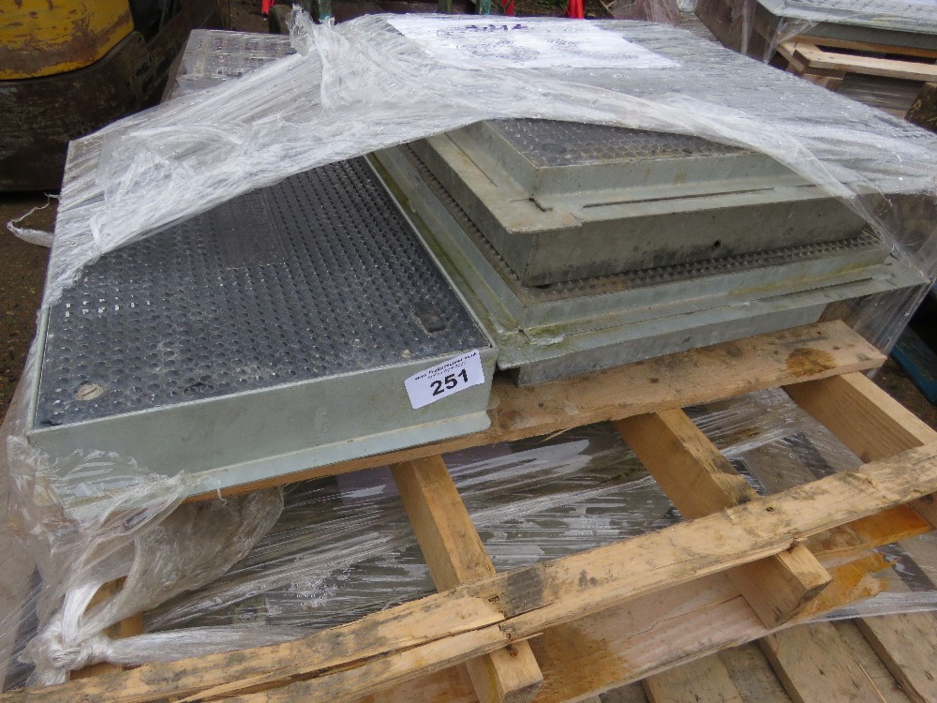 2 X PALLETS OF MANHOLE COVERS WITH SURROUNDS: 2 X GALVANISED 600X600X50 UNITS PLUS 2 X ADVANCED UTIL - Image 2 of 5