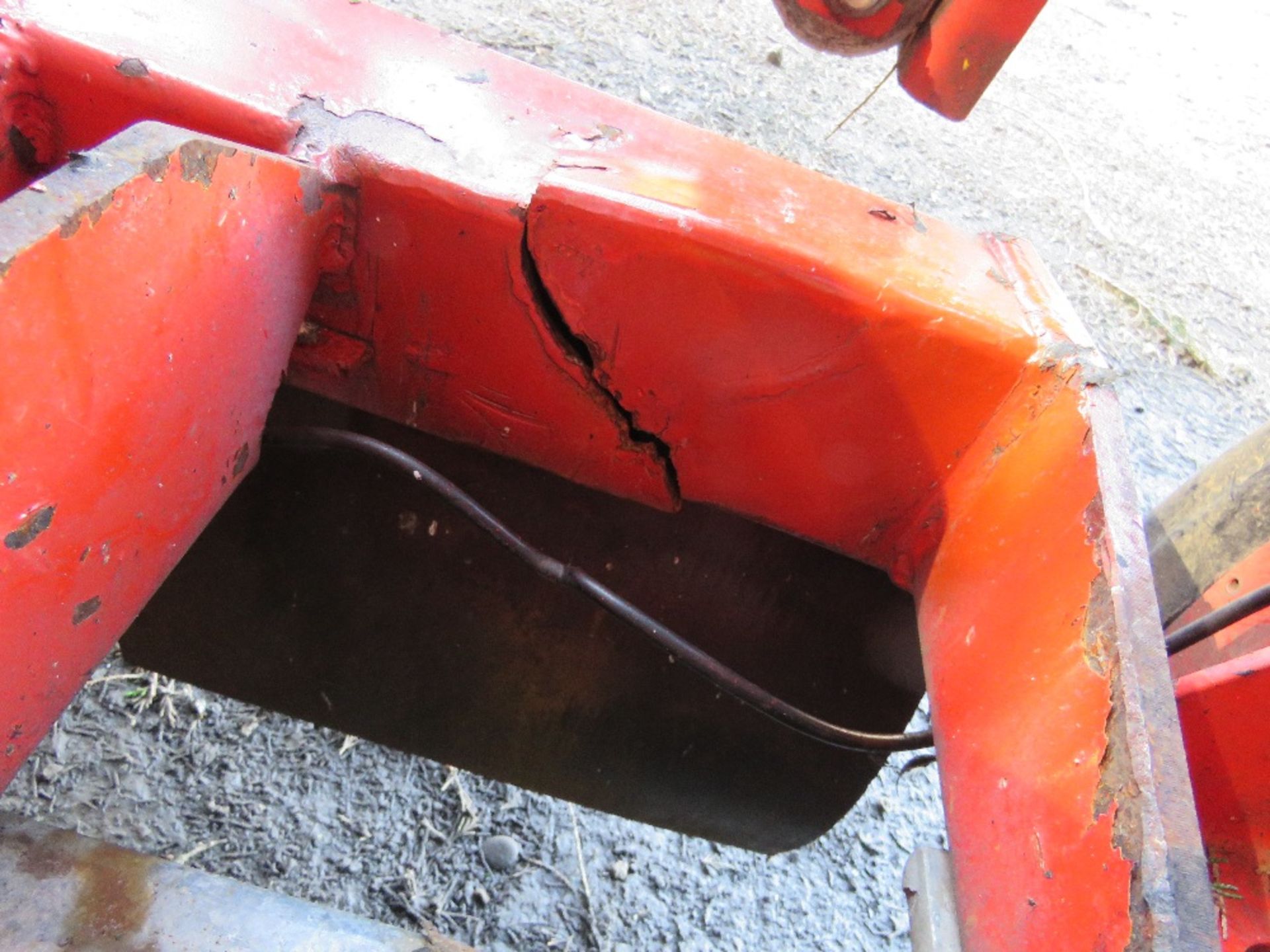 TRIMAX 728-610-400 BATWING TYPE ROLLER MOWER, YEAR 2017. PEGASUS S3 HEADS. NB: REQUIRES REPAIR TO CH - Image 8 of 9