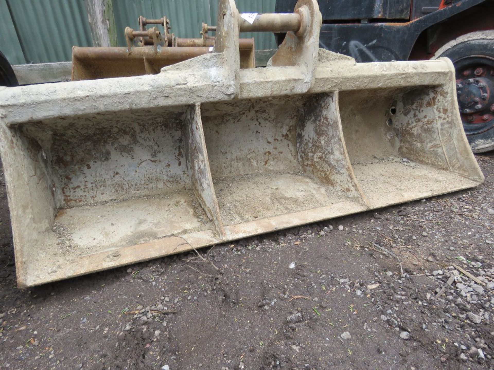 5FT WIDE GRADING BUCKET ON 50MM PINS. - Image 3 of 3