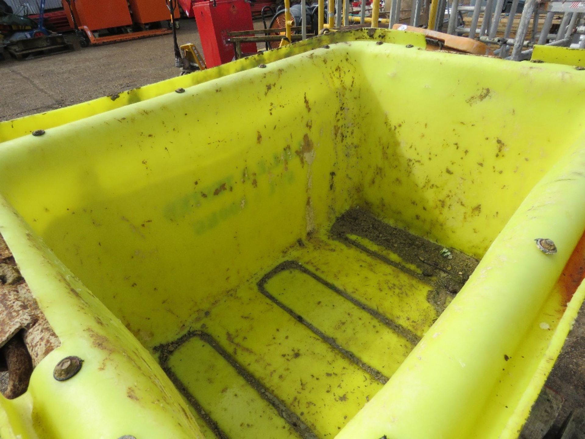 7NO PLASTIC MUCK SKIPS. THIS LOT IS SOLD UNDER THE AUCTIONEERS MARGIN SCHEME, THEREFORE NO VAT WI - Image 4 of 4