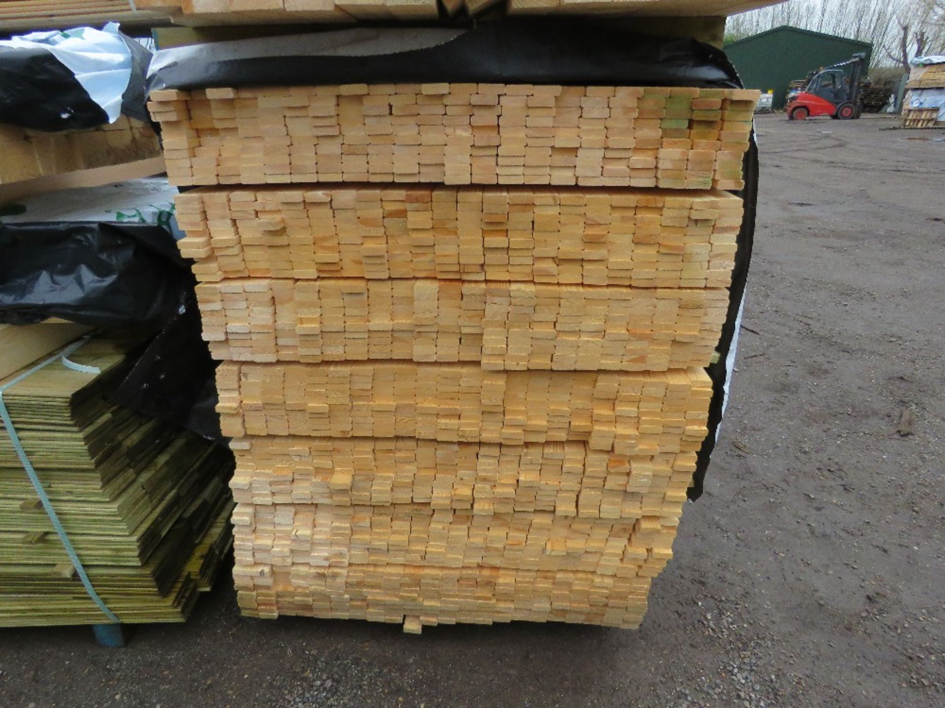 EXTRA LARGE PACK OF UNTREATED VENETIAN TIMBER FENCING SLATS/TRELLIS SLATS: 45MM X 17MM @ 1.8M LENGTH - Image 2 of 3