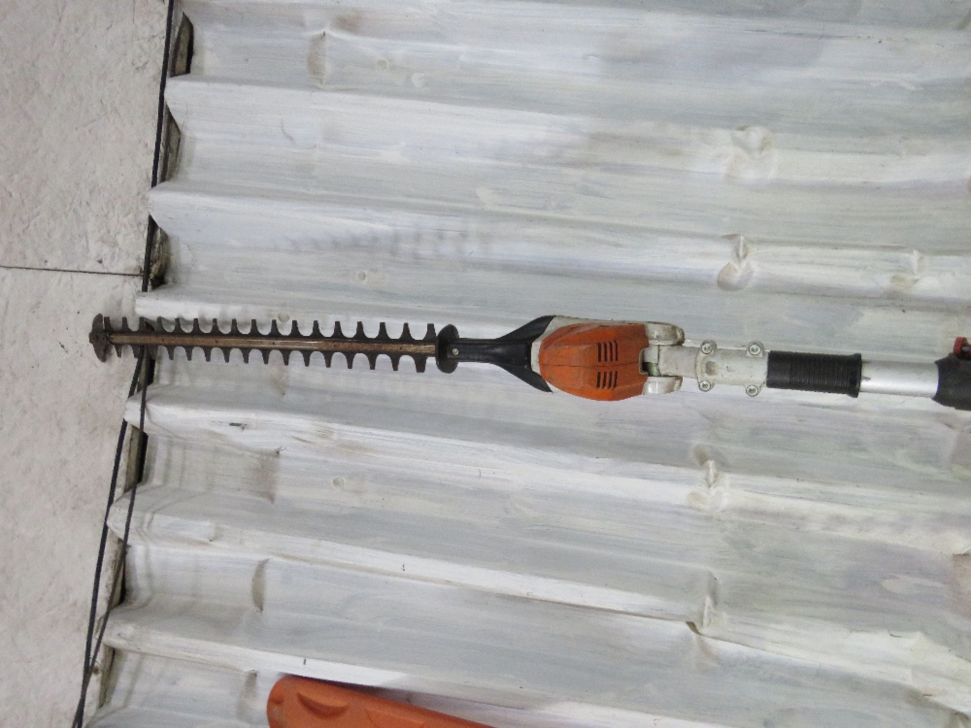 STIHL BATTERY POWERED TELESCOPIC POLE HLA85 HEDGE TRIMMER SUPPLIED WITH AN AR3000 LITHIUM BACK PAC - Image 2 of 6